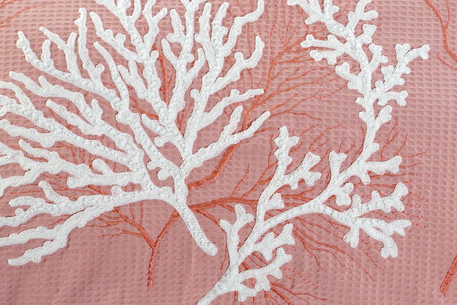 COJIN POLIESTER 60X10X35 450 GR, BORDADO CORAL