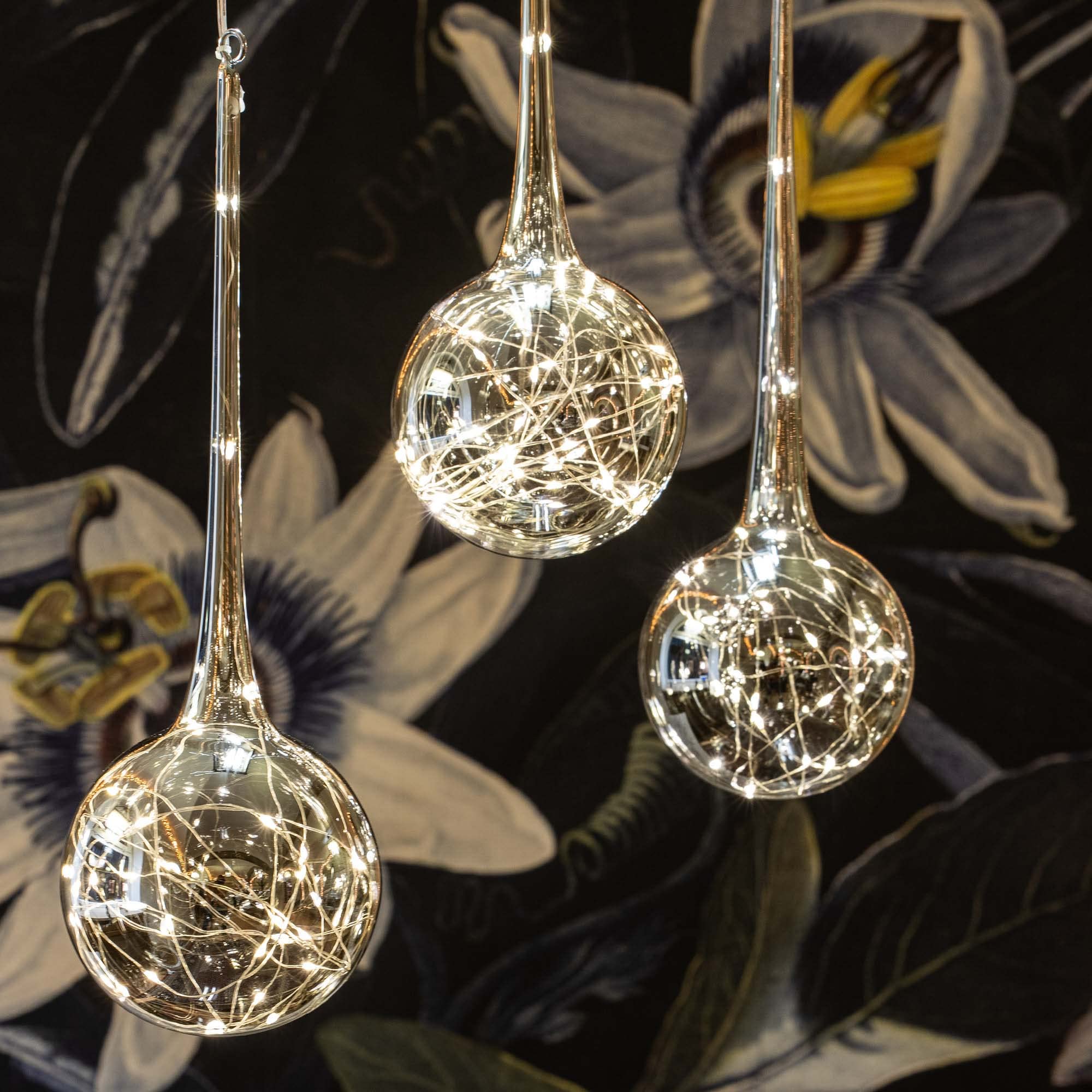 hellum LED Glaskugel hängend mit Lichterkette mit Timer und Fernbedienung, 3er set Glaskugel < 59lm, mit 3x30 warmweiße LED, rauchgraues Licht H40 ø13cm, 59 lm, Dekoration Licht, 578782 | Glaskugeln rauchgrau & Kupferdraht Tauperlen Licherkette 3x90 LED,
