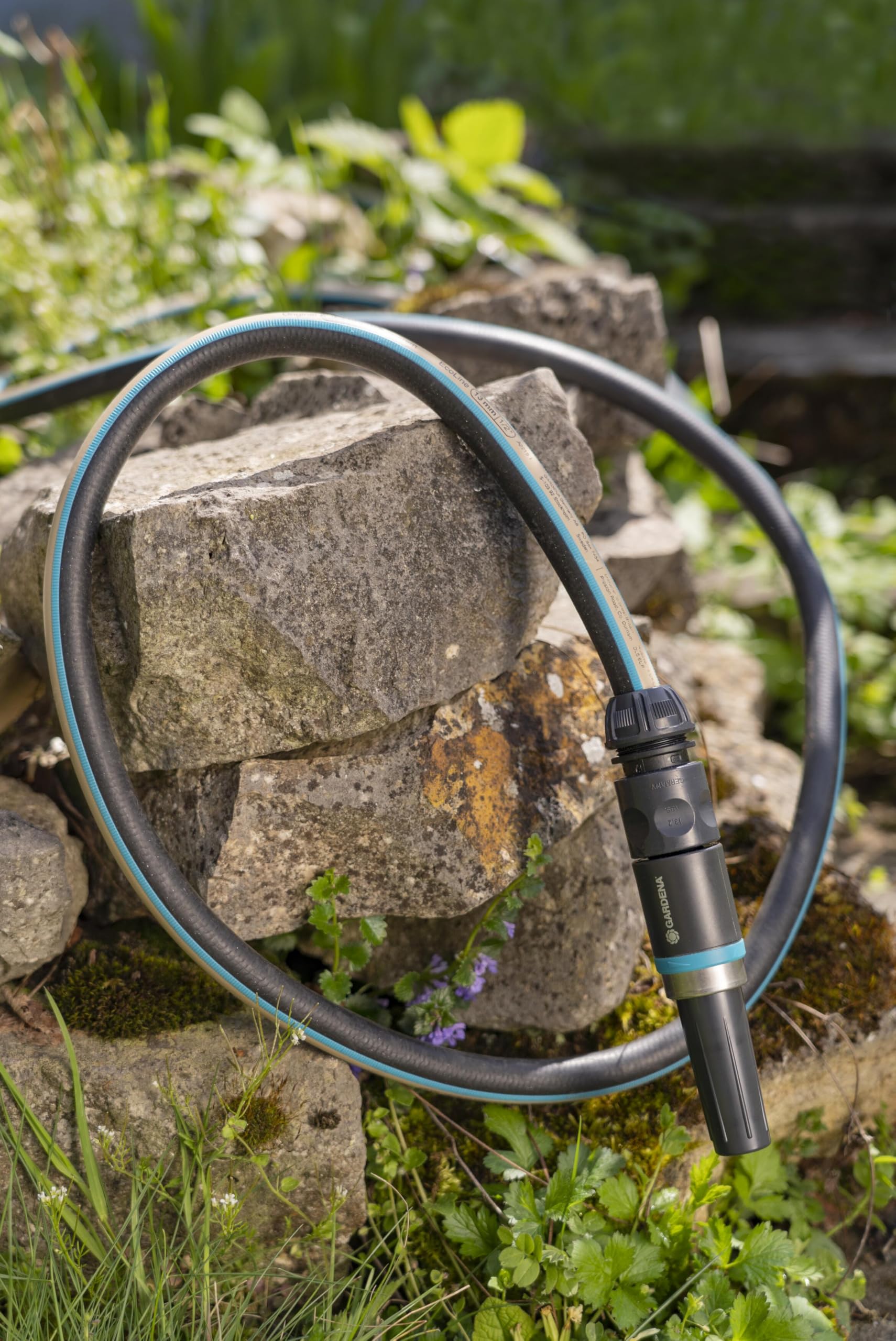 Gardena EcoLine Schlauch 1/2 Zoll, 20m mit Systemteilen: Nachhaltiger Gartenschlauch aus recyceltem Plastik, Phthalat- und schadstoffrei, Power-Grip-Funktion, frostsicher und UV-beständig (18931-20)