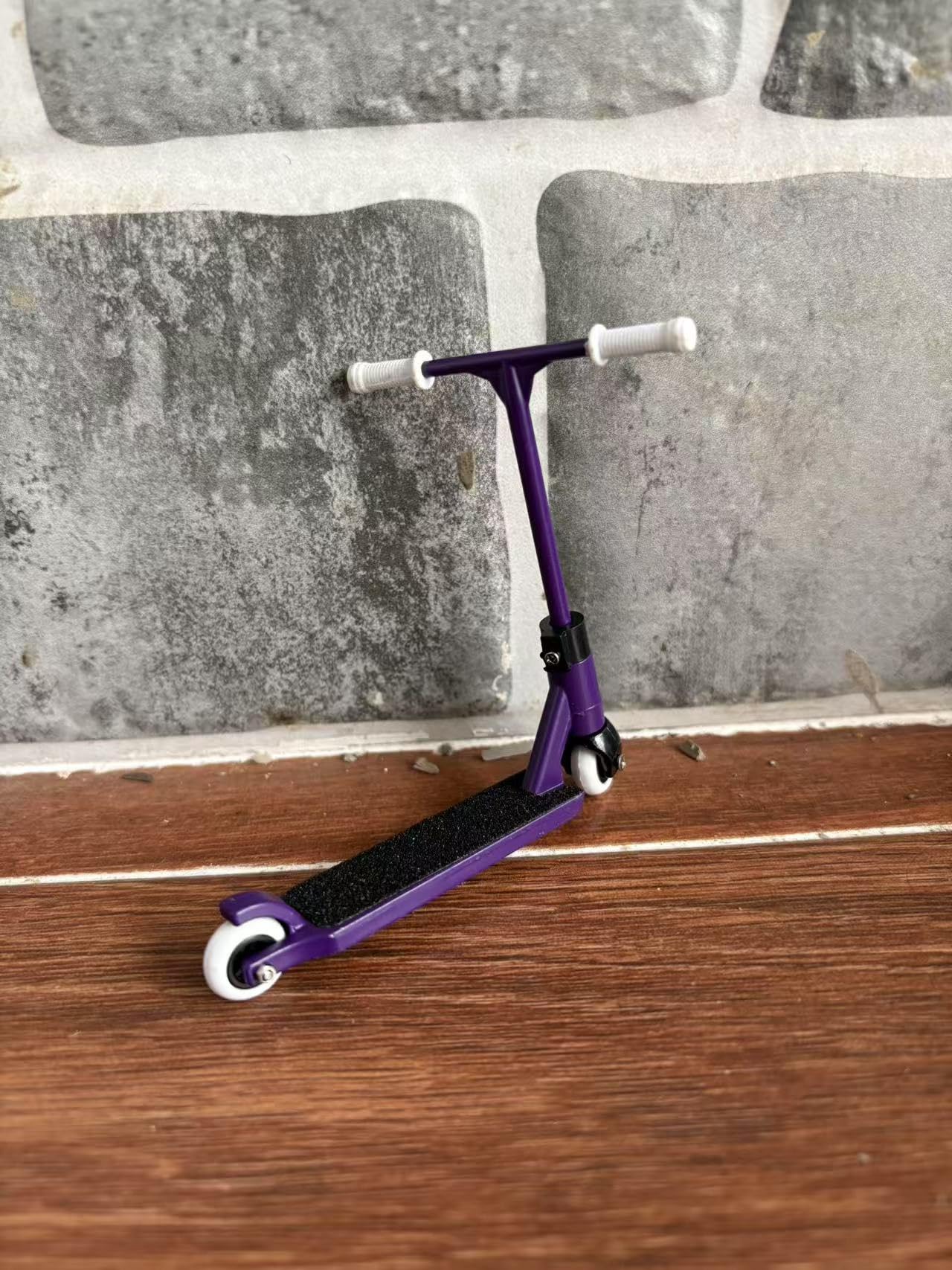 LEEFAI Juego de 2 patinetes Pro Finger Scooter, mini patinete de aleación, rojo y morado, 3.2 x 3 x 2.2 pulgadas, acrobacias de dedo de metal con pantalones de dedo y accesorios de repuesto