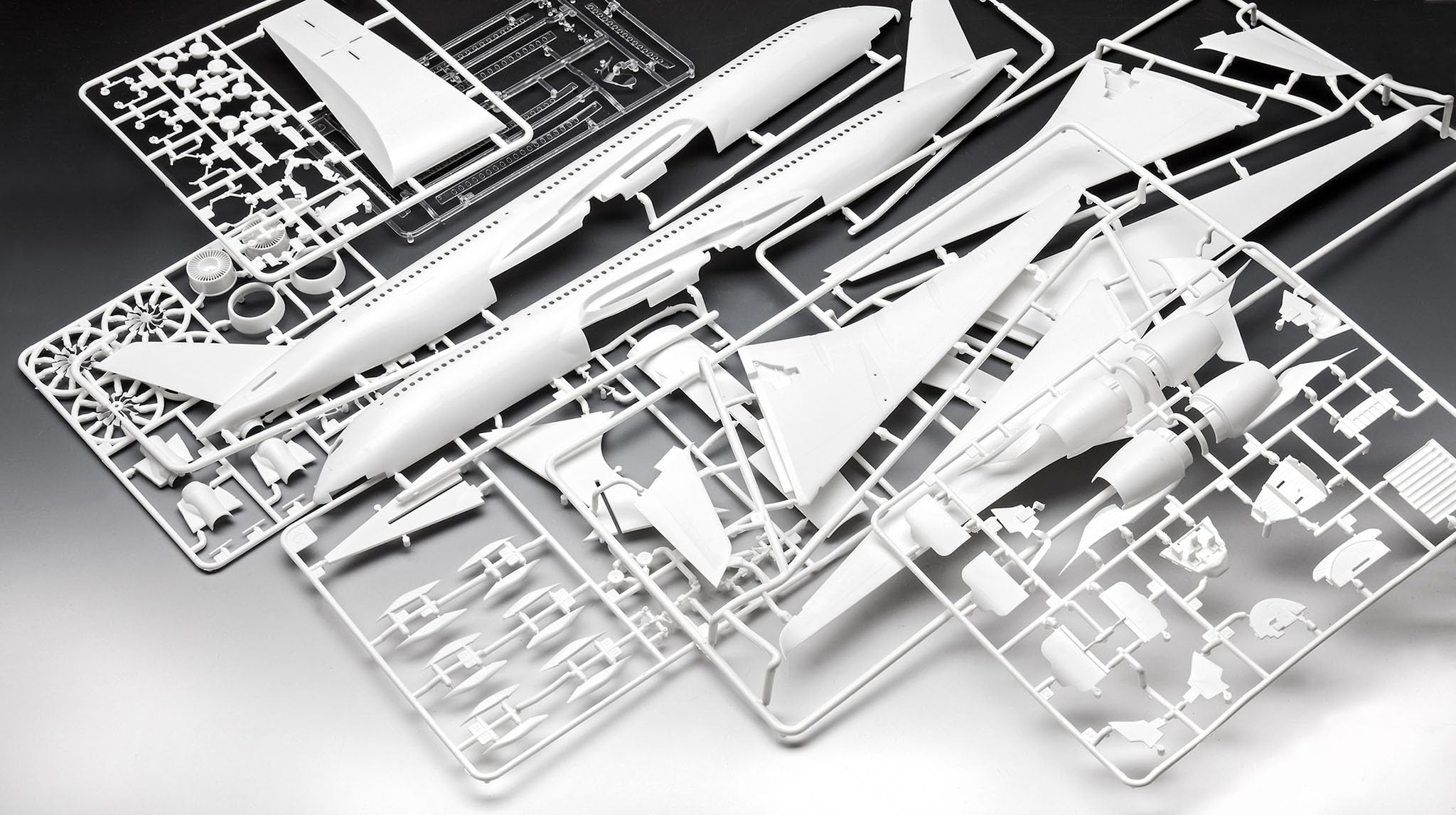 Revell Coffret cadeau 05612 A350-900 - Lufthansa 100 ans, échelle 1/144, kit de maquette en plastique non construit avec accessoires