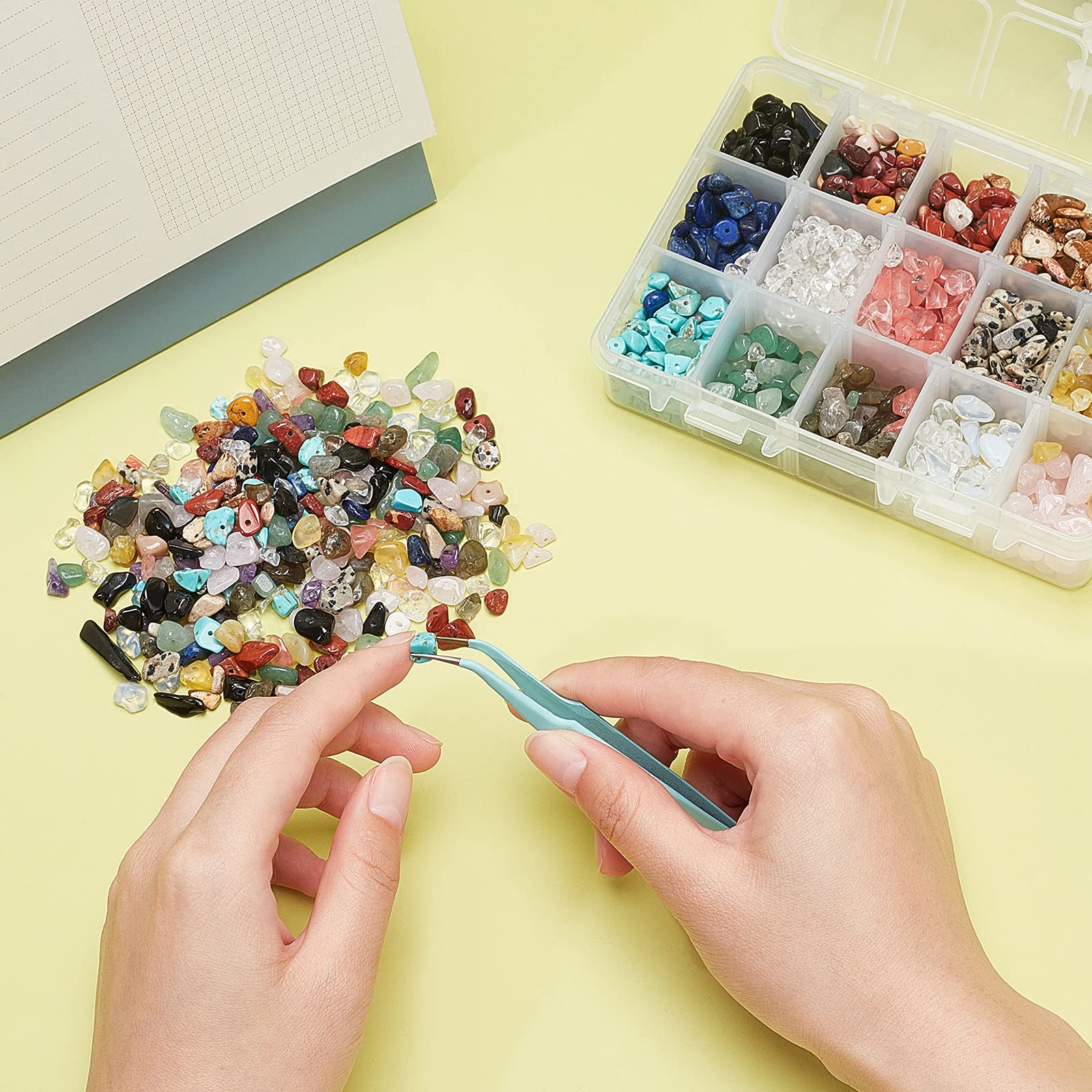 NBEADS 1 Box Crystal Chips Perlen, 15 Materialien Chips Unregelmäßige Perlen Natürliche Edelsteine Perlen Mit 2 Rollen Elastischer Faden Für Schmuckherstellung DIY Handwerk Craft, Ca. 5~8 mm Breit