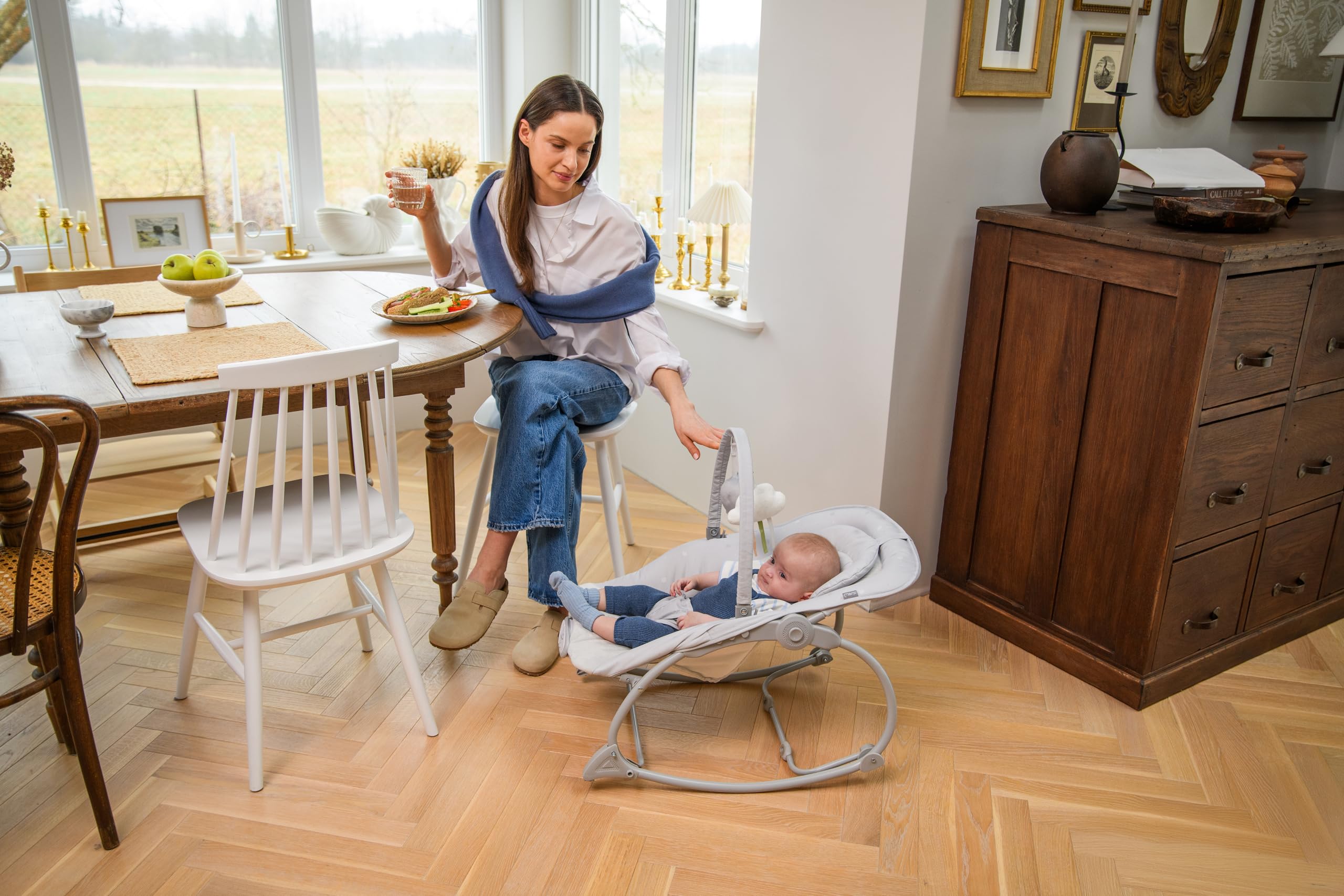 Mecedora MoMi LAPIS para niños hasta 12 kg, a pilas, arnés 3 puntos, barra con 2 juguetes, respaldo 3 posiciones, 8 melodías, control volumen, 3 modos de vibración