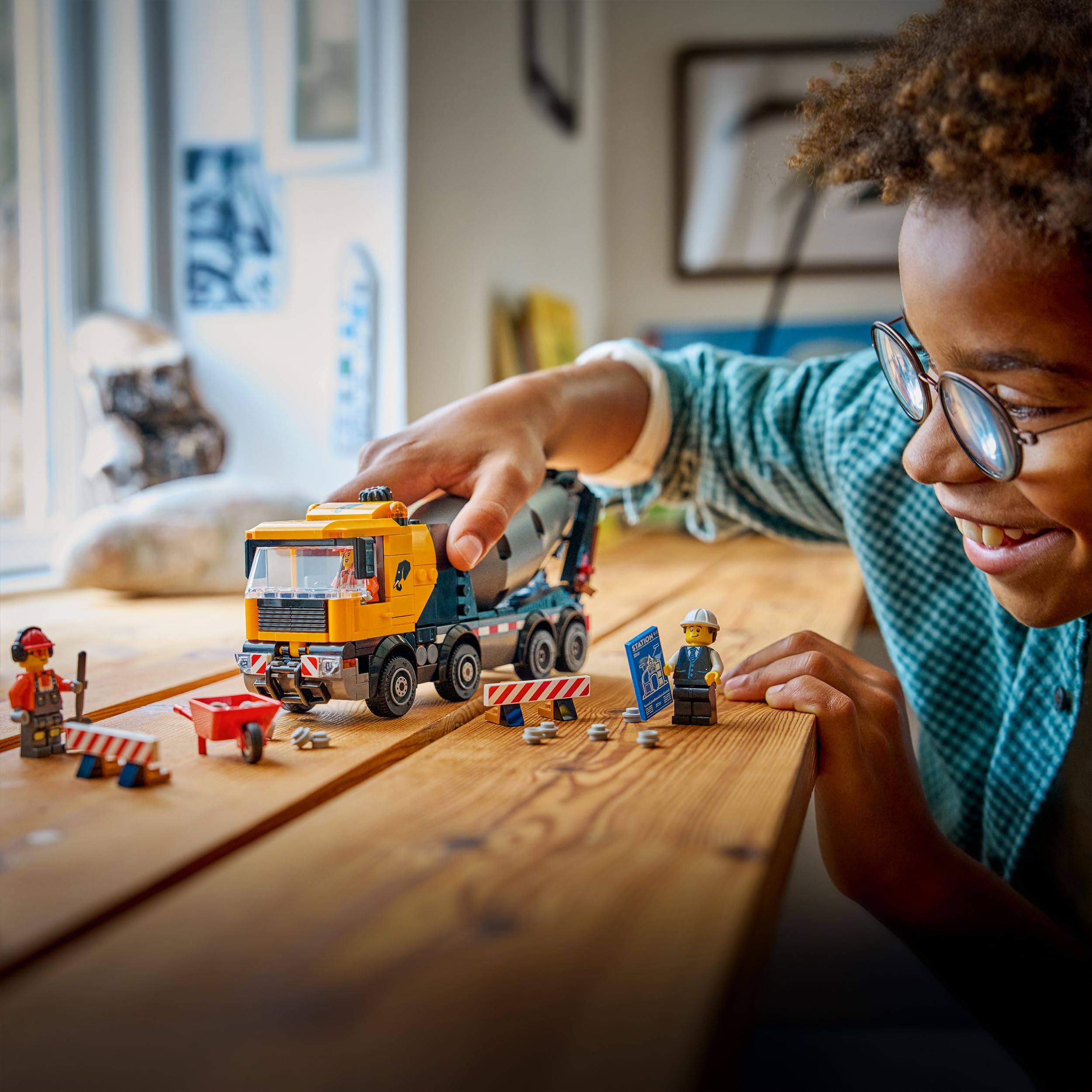 LEGO City Betonmischer - Lehrreiches Baufahrzeug Spielzeug mit 3 Minifiguren, drehbarer Trommel & Ausgießfunktion - Geburtstagsgeschenk für Jungen ab 7 Jahren - 60478