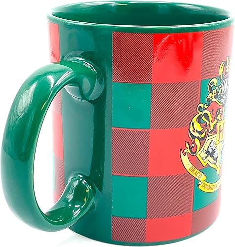 Miniatura 4 de Silver Buffalo Harry Potter Hogwarts Crest Holiday - Taza de cerámica a cuadros verdes y rojos, 20 onzas