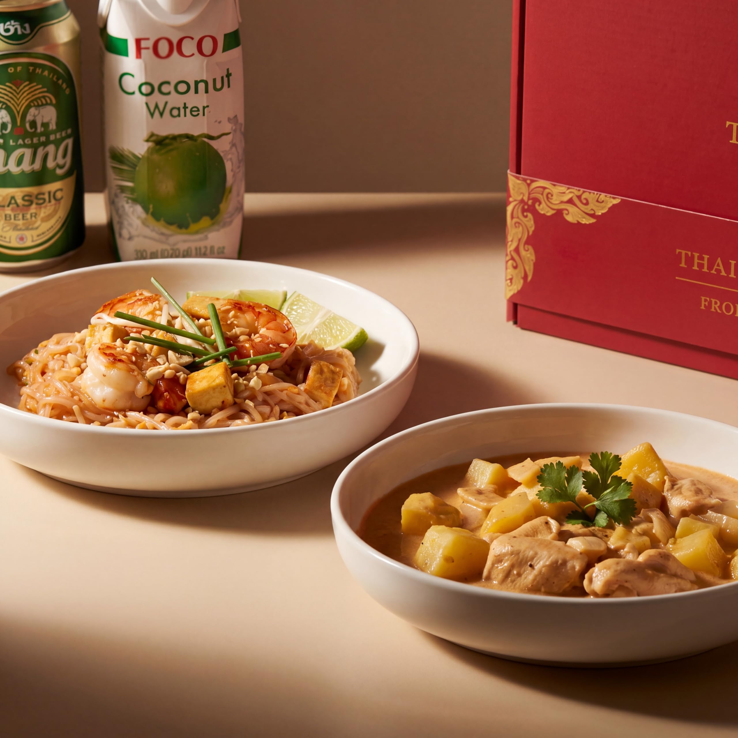 Thai Kochset & Geschenkset | Original Zutaten für Pad Thai & Massaman Curry | Kochbox für bis zu 15 Portionen | Inkl. Getränke & Rezeptkarten | Authentisches Thailand Geschenk