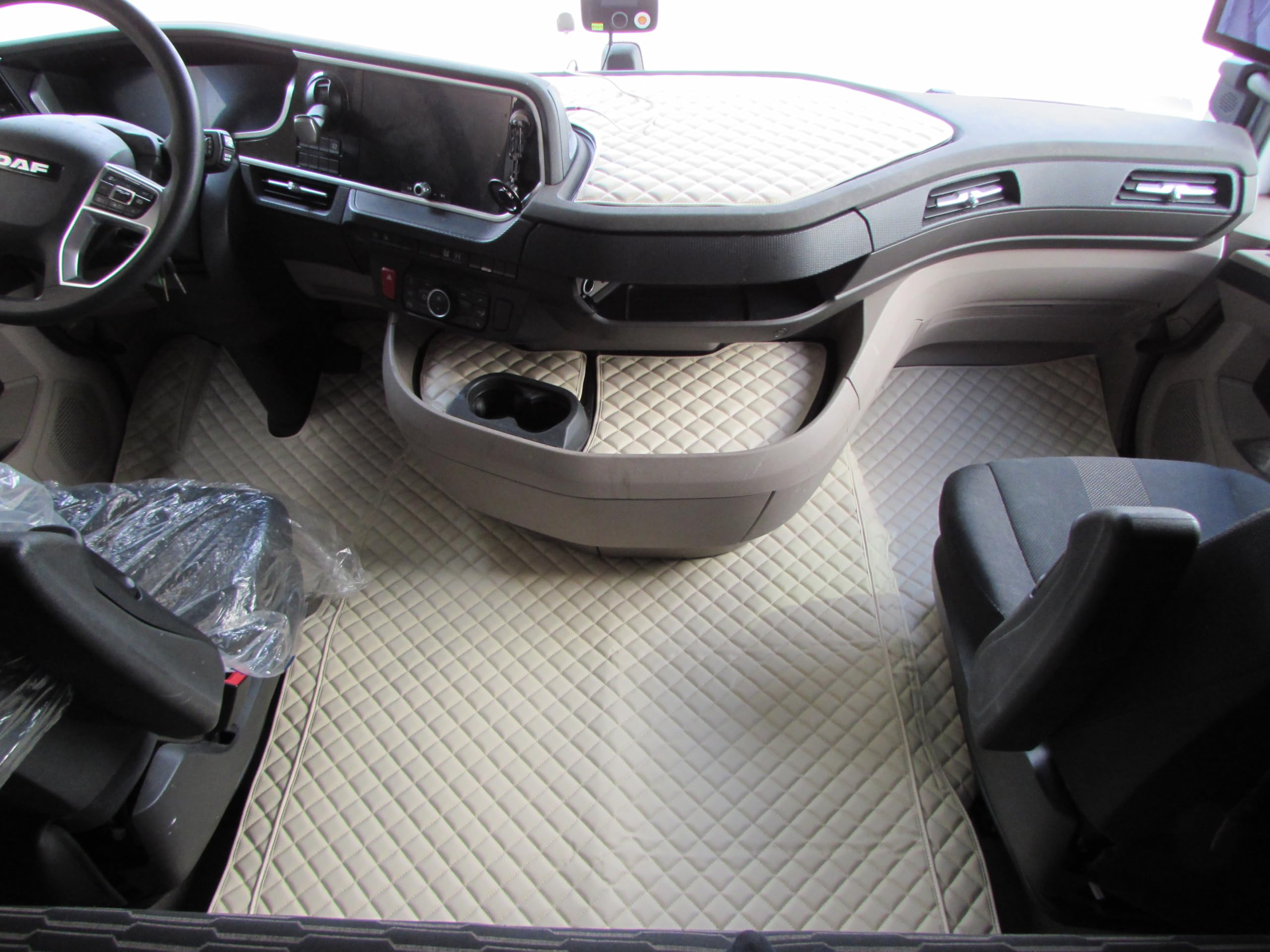 Alfombrillas para CAMIÓN + TAPIZADO DE TABLERO, conductor en lado izquierdo, diseñadas para DAF XG 106 2021+, EURO 7, AUTOMAT, 2 asientos neumáticos, de piel ecológica color BEIGE