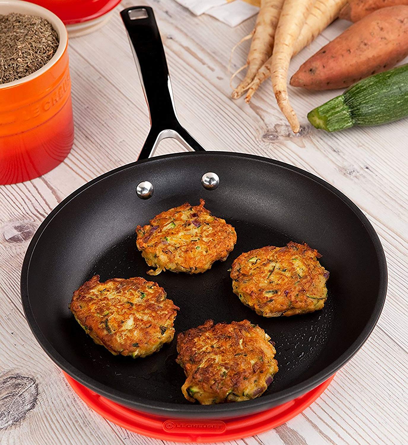 LE CREUSET Sartén baja de aluminio antiadherente, diámetro 22 cm, para todas las fuentes de calor, incluso la inducción, Antracita/Plateado, 51112220010002