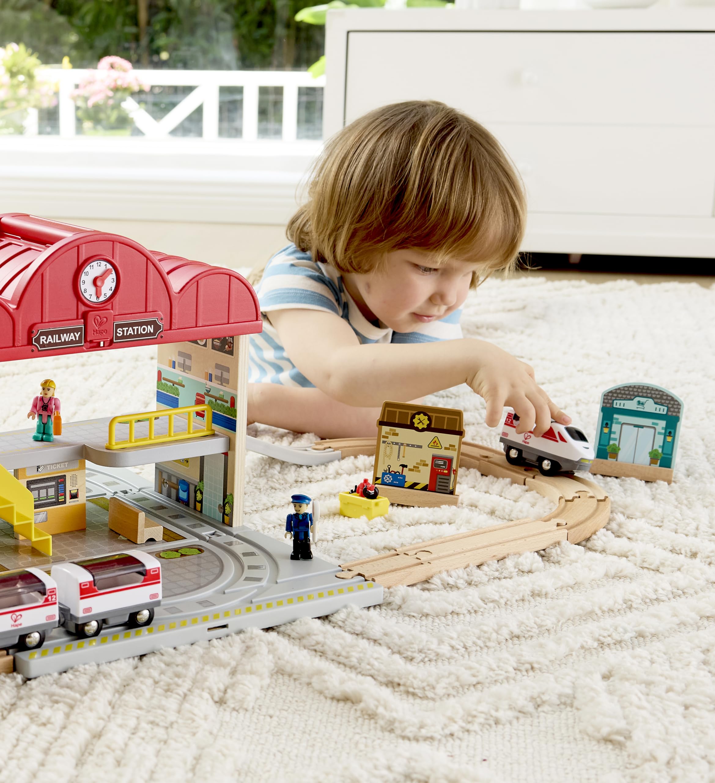 Estación de Tren de Madera portátil de Hape | Juego de Tren para niños | Vías, estación y Personajes | Fácil de Transportar