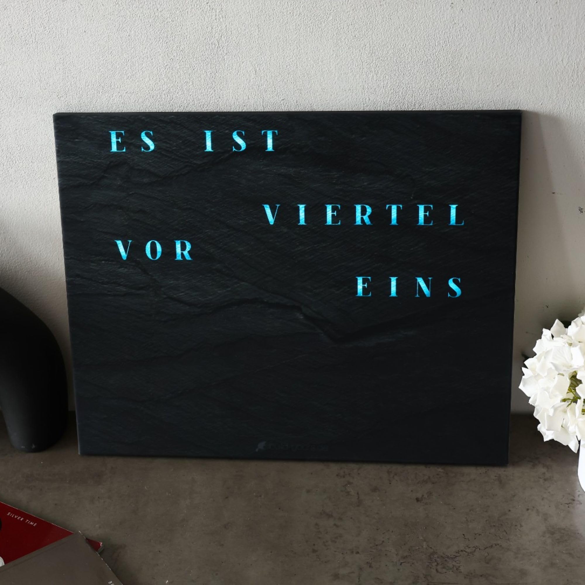 WordClock Jupiter 2.0 – Phantom Slate Edition 50×40 cm – Die fortschrittlichste Wortuhr bei Amazon – RGBW LED 4,3 Mrd Farben – Echtzeituhr RTC – IO Advanced Software – Premium Schiefer-Design