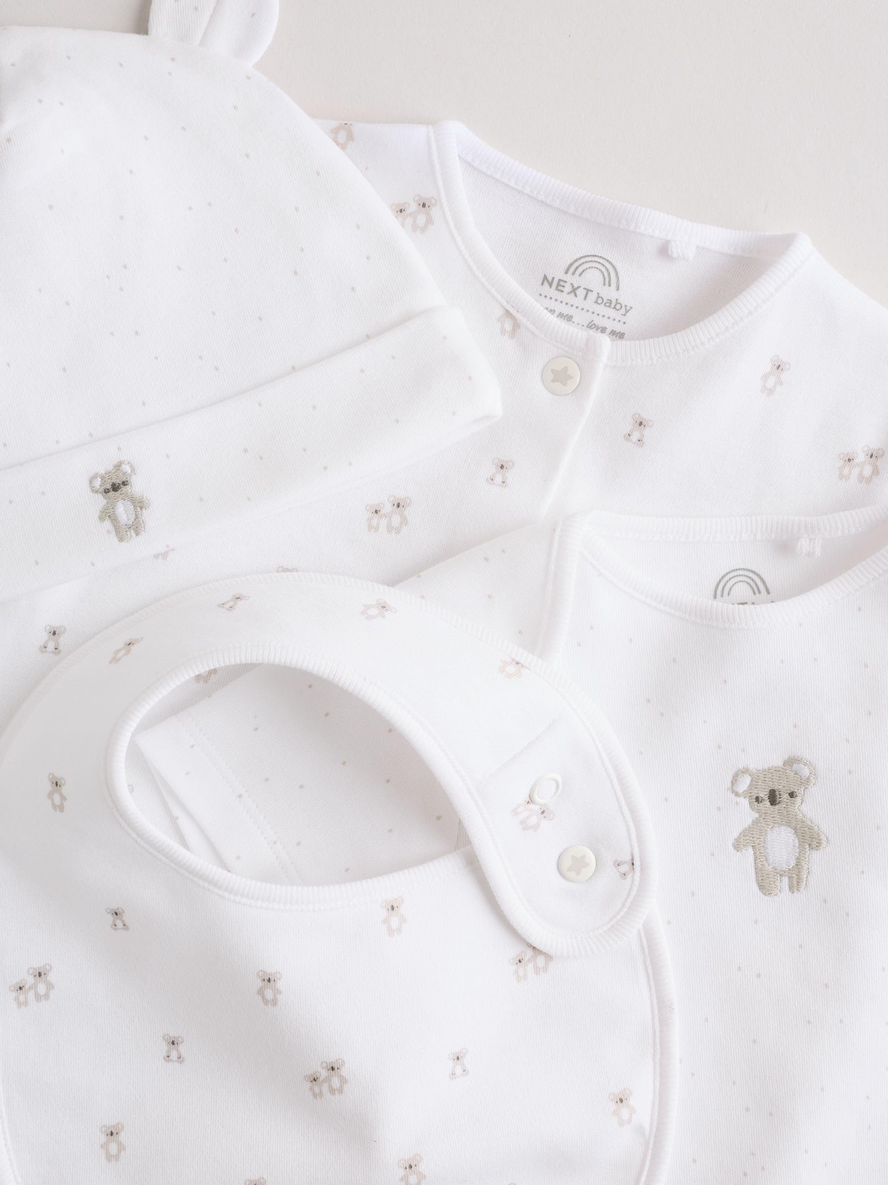 NEXT Noworodki unisex 4-częściowy komplet niemowlęcy: śpioszki, body, czapeczka i śliniaczek