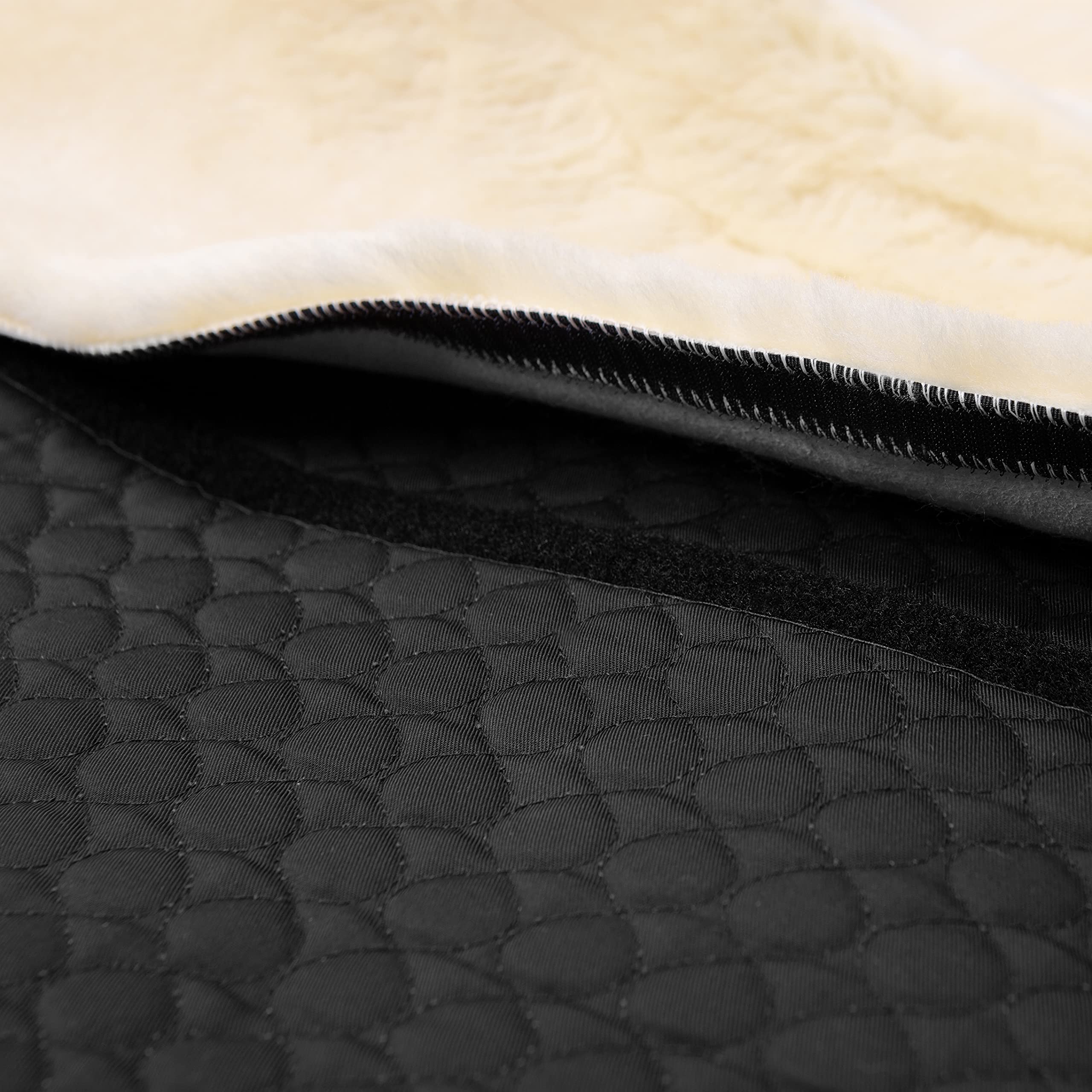 Werner Christ Lammfell Satteldecke Champ Fellsattel Iberica Plus – Schabracke mit Sitzbereich aus echtem Lammfell, Sattelunterlage dämpfend, wärmend in schwarz & braun, Gr.: Warmblut, Pony