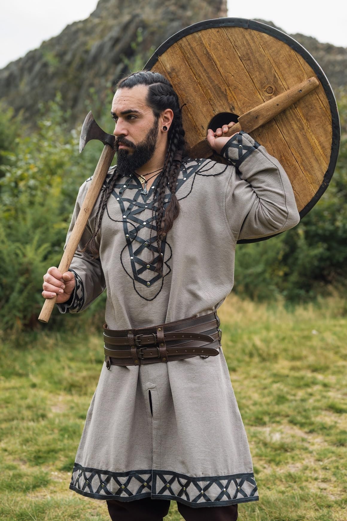 Leonardo Carbone Túnica vikinga Erik – Ropa medieval para hombre, camisas casuales de manga corta, disfraz de carnaval, túnica vikinga, ropa LARP – 100% algodón con aplicaciones de piel