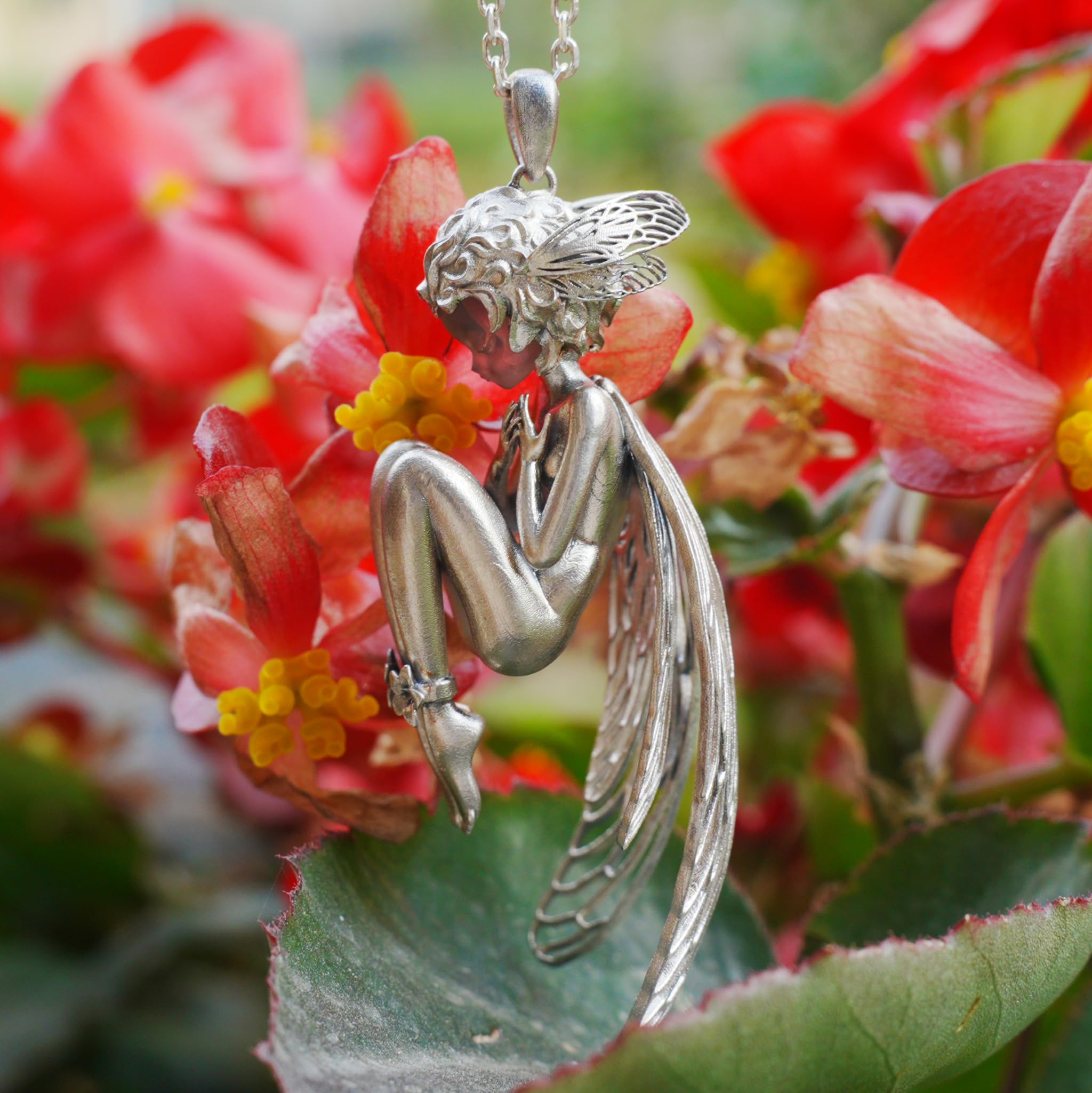 Generisch Handgefertigter Anhänger aus 925 Sterling Silber mit figurativ geschnitztem Bergkristall – Feenfigur mit Flügeln – Künstlerischer Talisman Schmuck für Damen und Herren