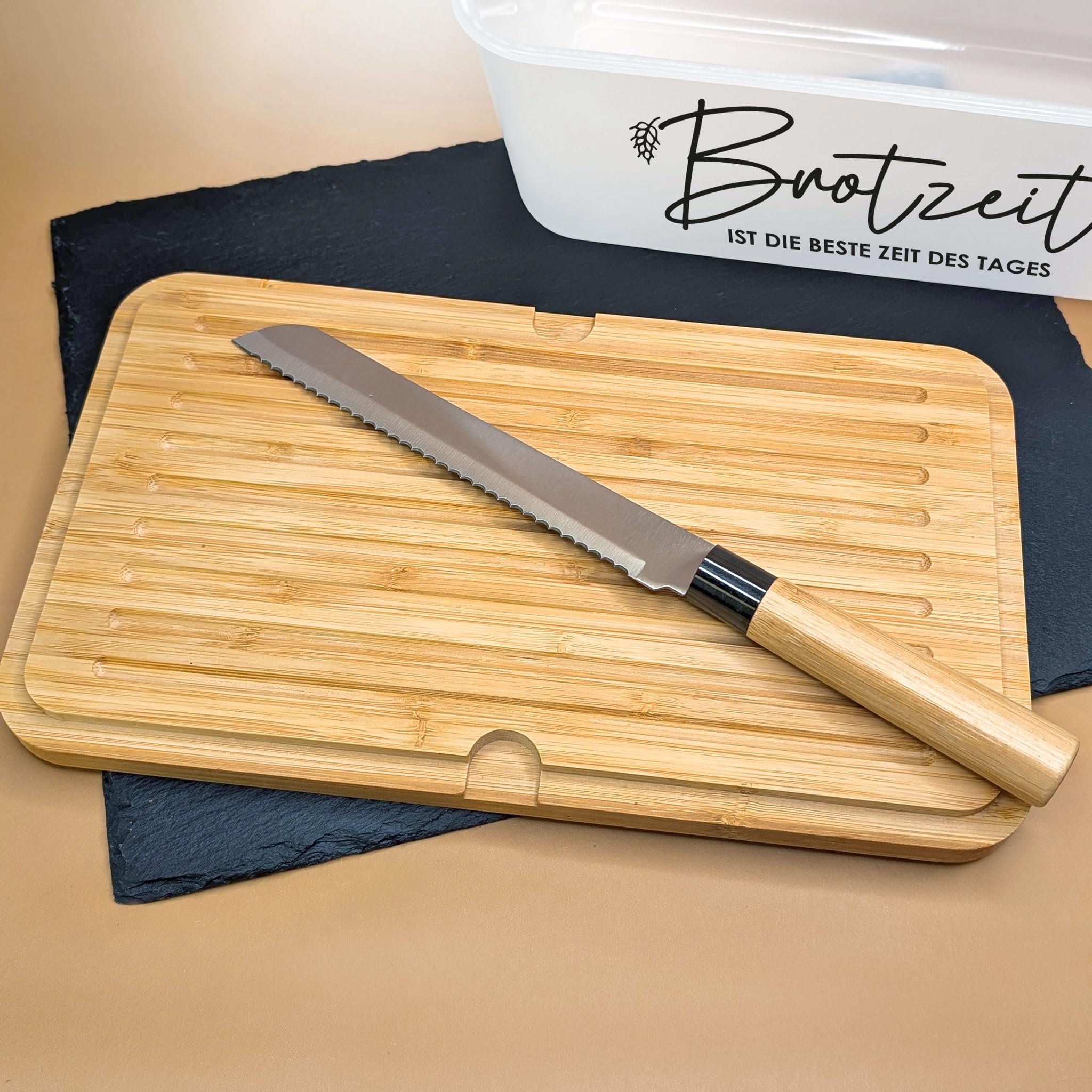 Herz & Heim® Personalisierter Brotkasten mit Bambus Schneidebrett & Brotmesser – Gravur oder Druck – verschiedene Motive – Brotbox mit Deckel – Geschenk für Paare & Familien (Brotzeit)