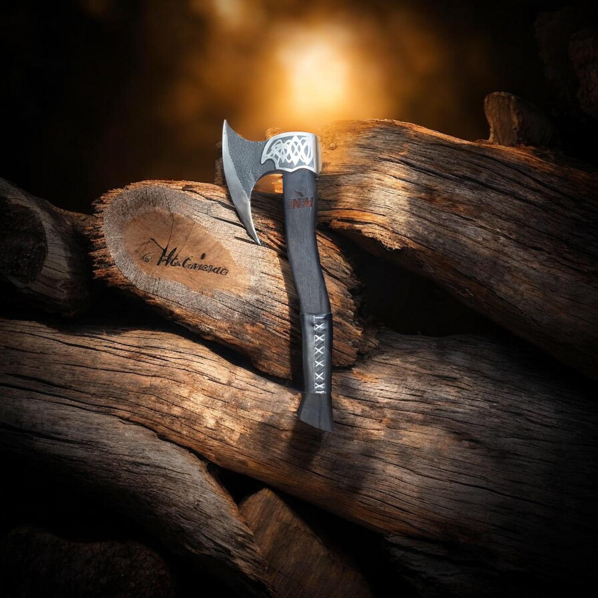 NovaHaven Handgefertigte Dekorative Axt – Klinge aus Kohlenstoffstahl mit Eschenholzgriff – Verschiedene Klingendesigns mit Ledergriff – Inkl. Schutzhülle – 4 Varianten (Curved Blade)