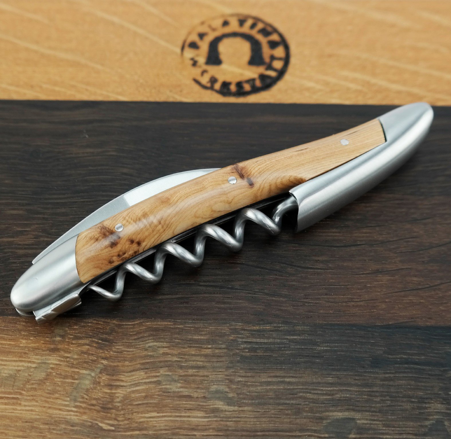 Forge de Laguiole Kellnermesser Sommelierbesteck - Griff Wacholder - Edelstahl matt inox+schwarzes Lederetui+Schneidebrett aus Fassholz (Eiche) 25x15 cm