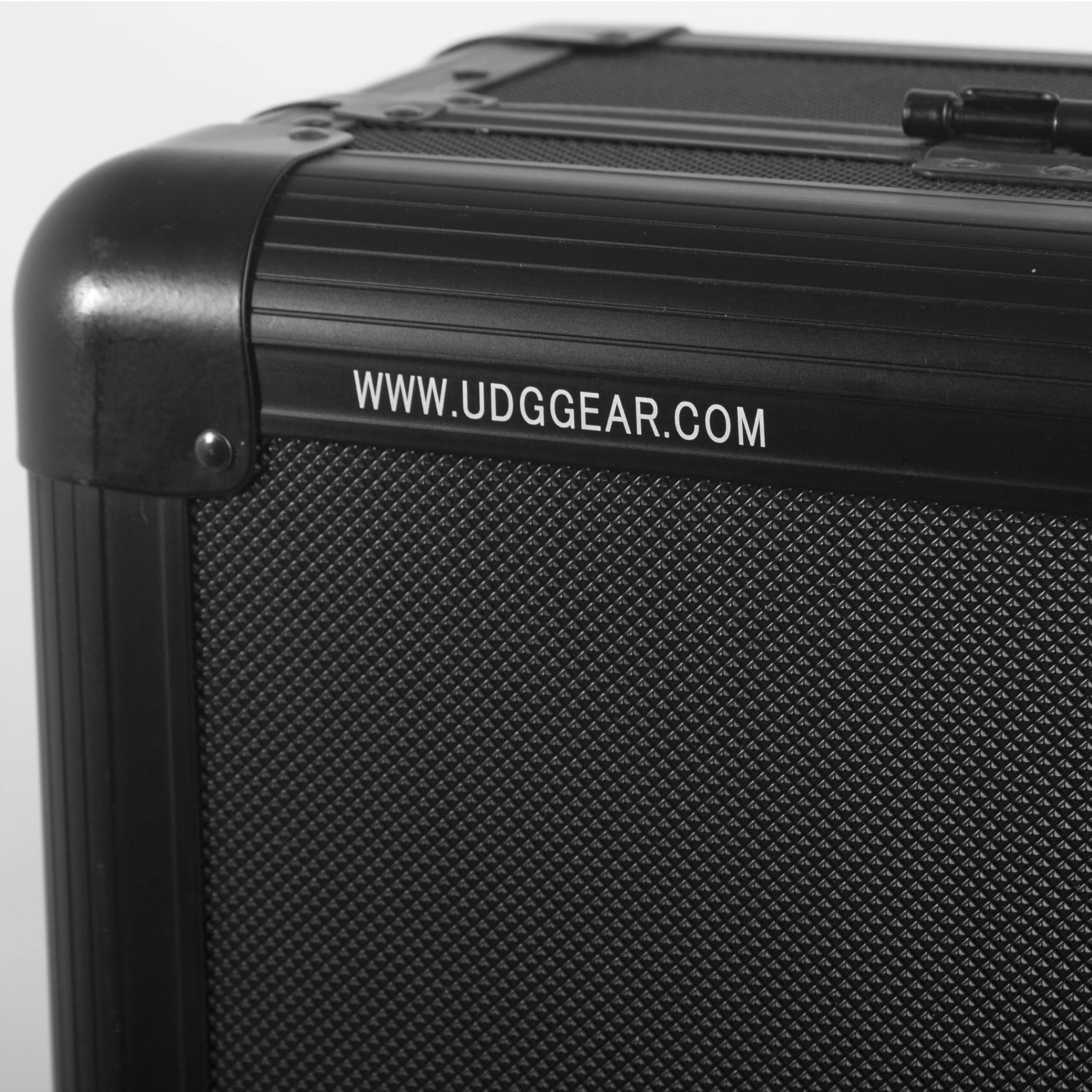 ULTIMATE PICK FOAM FLIGHTCASES. UDG Flight case dla drużyny dj U93016BL - FC PICK FOAM MULTI FORMAT TURNTABLE BLACK.