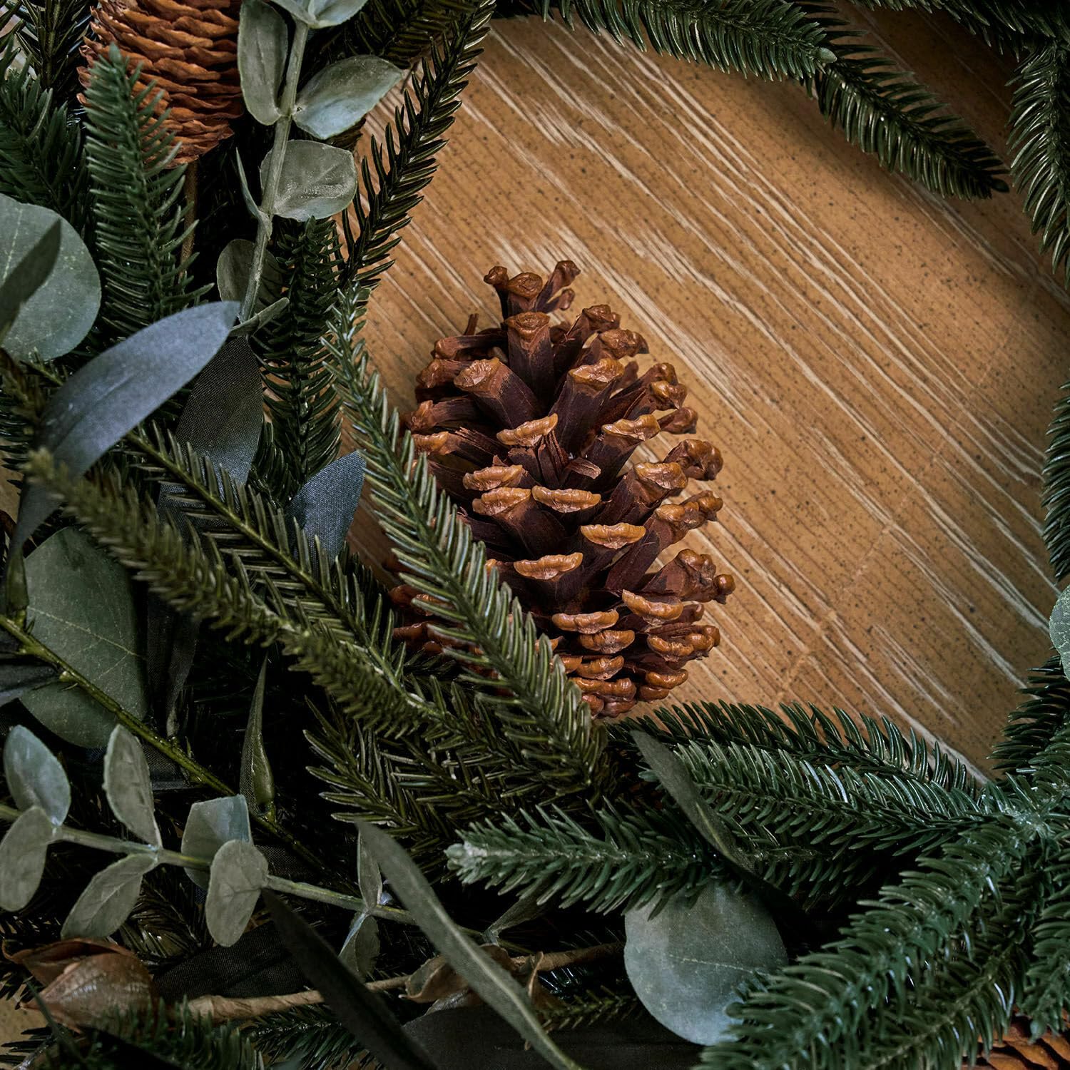 Loberon Kranz Rosella, grün/braun | Echte Tannenzapfen - Natürlicher Look - Türkranz - Winterliche Dekoration - Weihnachten - Kiefernzweige - Polyethylen