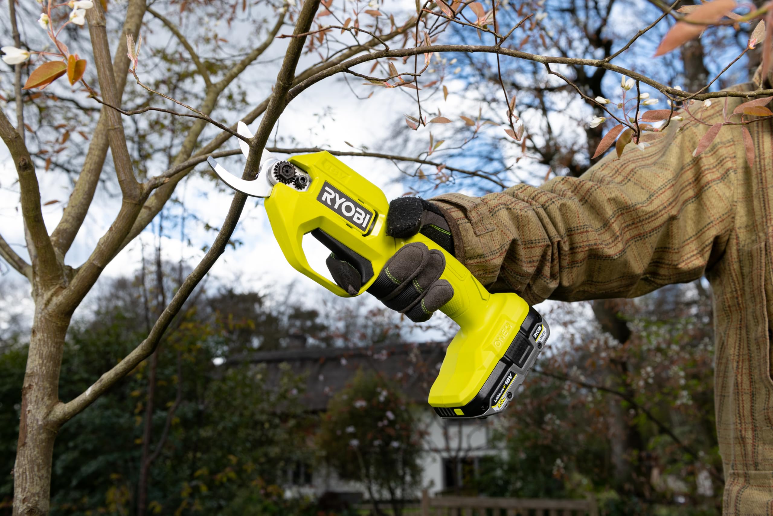 RYOBI - Podadora Inalámbrica 18V One+ 20cm, Peso 0,74kg - Capacidad de Corte 20/25 mm - Corta Tallos, Ramas y Arbustos sin Esfuerzo - hasta 1500 Cortes con Batería 1,5 Ah (No Incluida) - RY18SCA-0