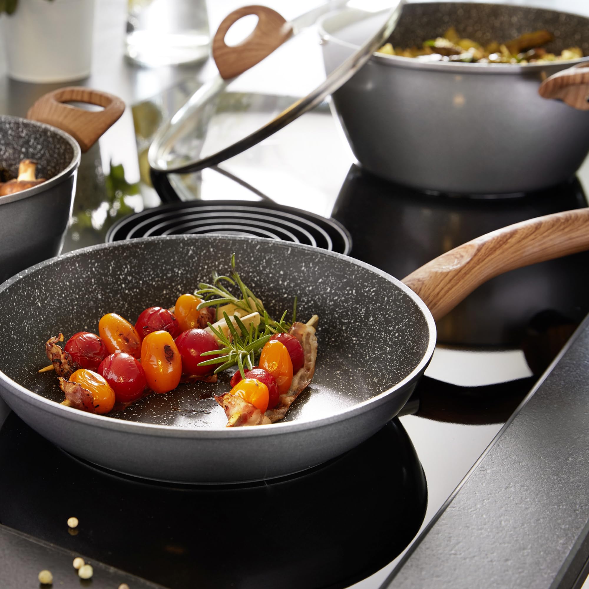 STONELINE Ceramic Sartén grande de cerámica con tapa, 28 cm, apta para inducción, antiadherente con partículas de piedra, libre de PFAS, para todo tipo de cocinas, apta para horno, mango efecto madera