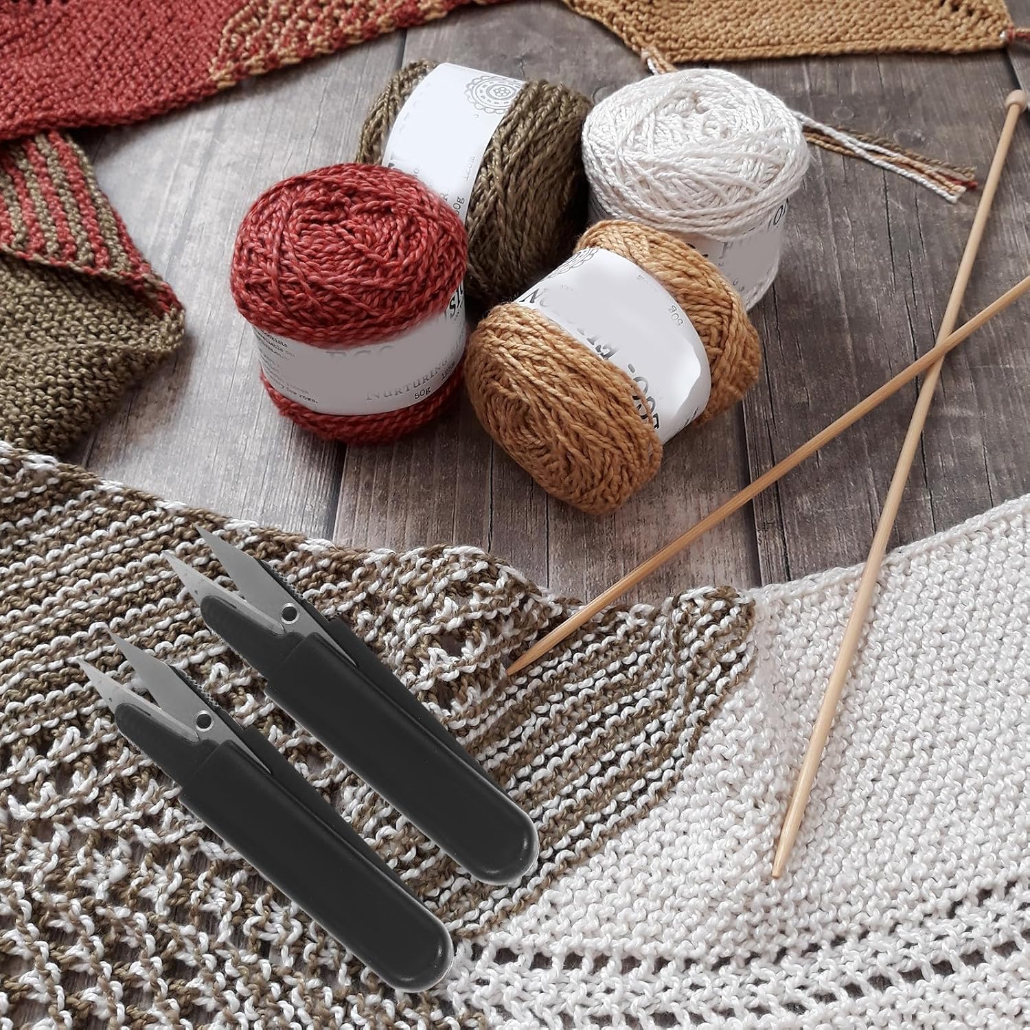 Mini Sewing Scissors and Hanging Design with Comfortable Handle 4pcs Portable Thread Cutter Clippers Random Color for Trimming and Tailor Use for Embroidery and Cross Stitch