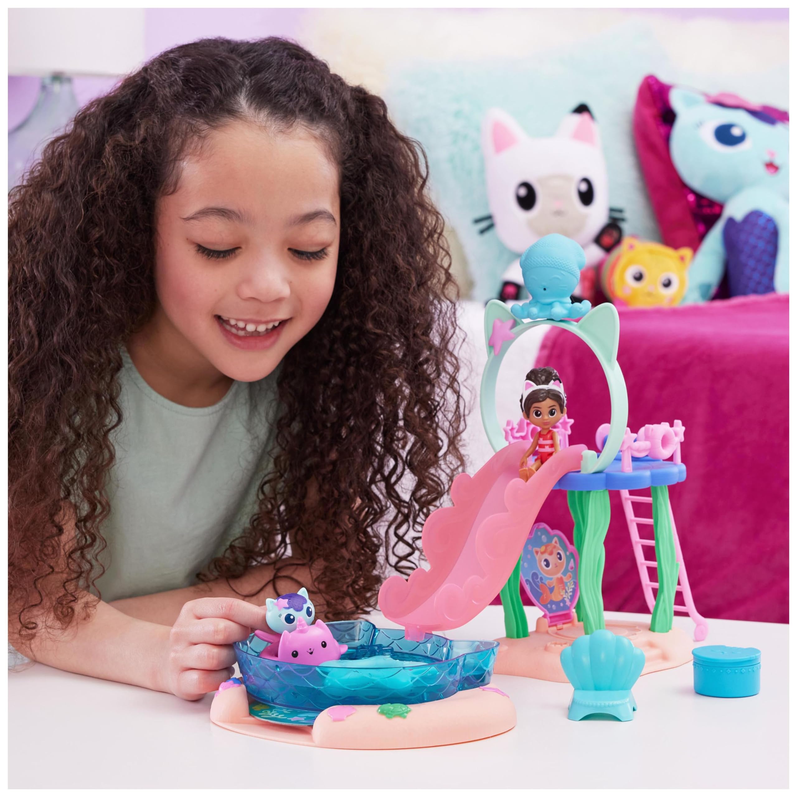 Gabby et la Maison Magique - Gabby Dollhouse - Piscine - 2 Figurines Et Accessoires - Queues de Sirène Qui Changent de Couleur - Dessin Animé Jouet Maison De Poupée - Jouet Enfant 3 Ans Et +