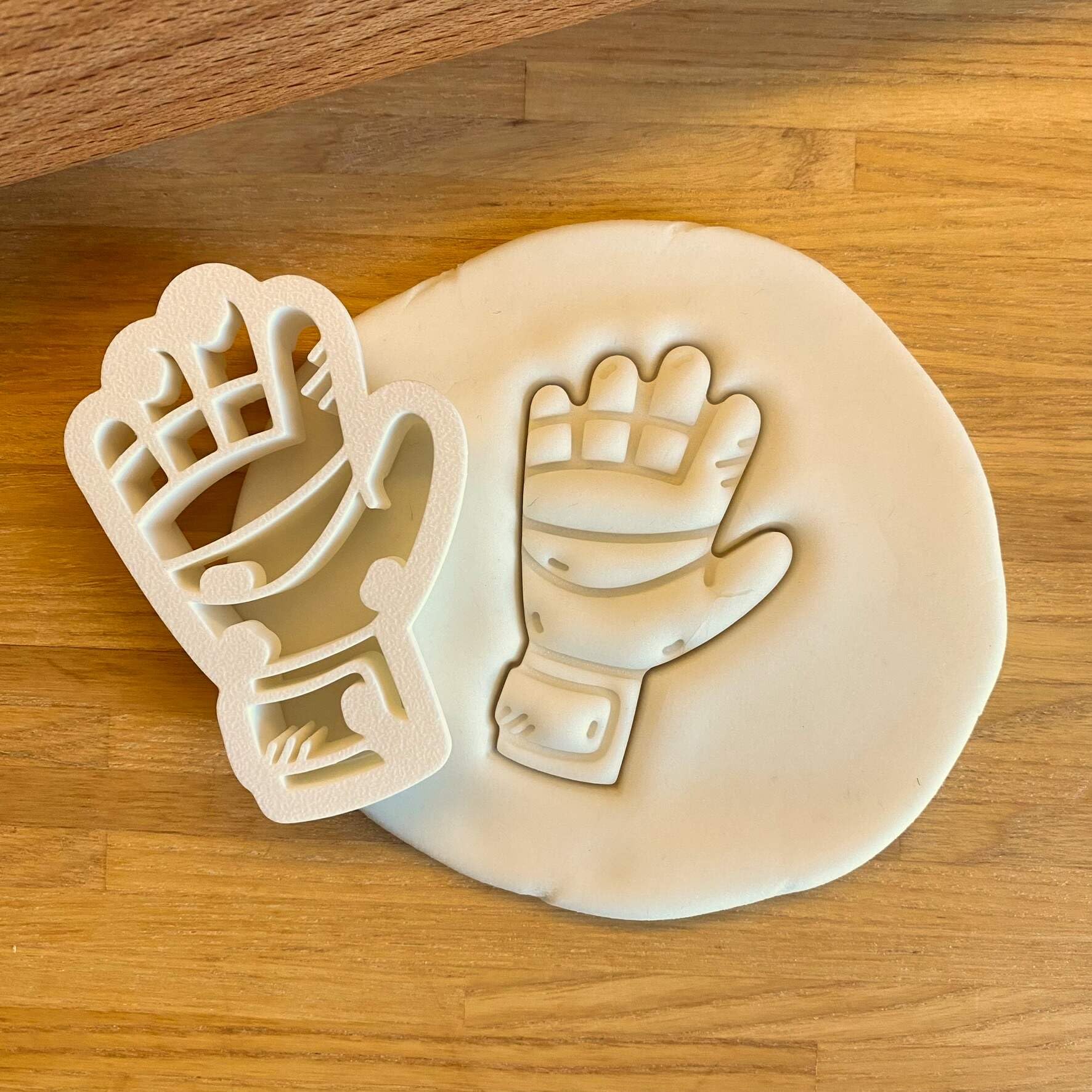 Handschuh Ausstechform für Kekse Plätzchen Fondant, hochwertige Fußball Torwarthandschuh Keksausstecher, 100% nachhaltig, detaillierte Keks Stempel, Ausstecher EM Ton, Keksschneider Formen EURO Küche, Haushalt & Wohnen