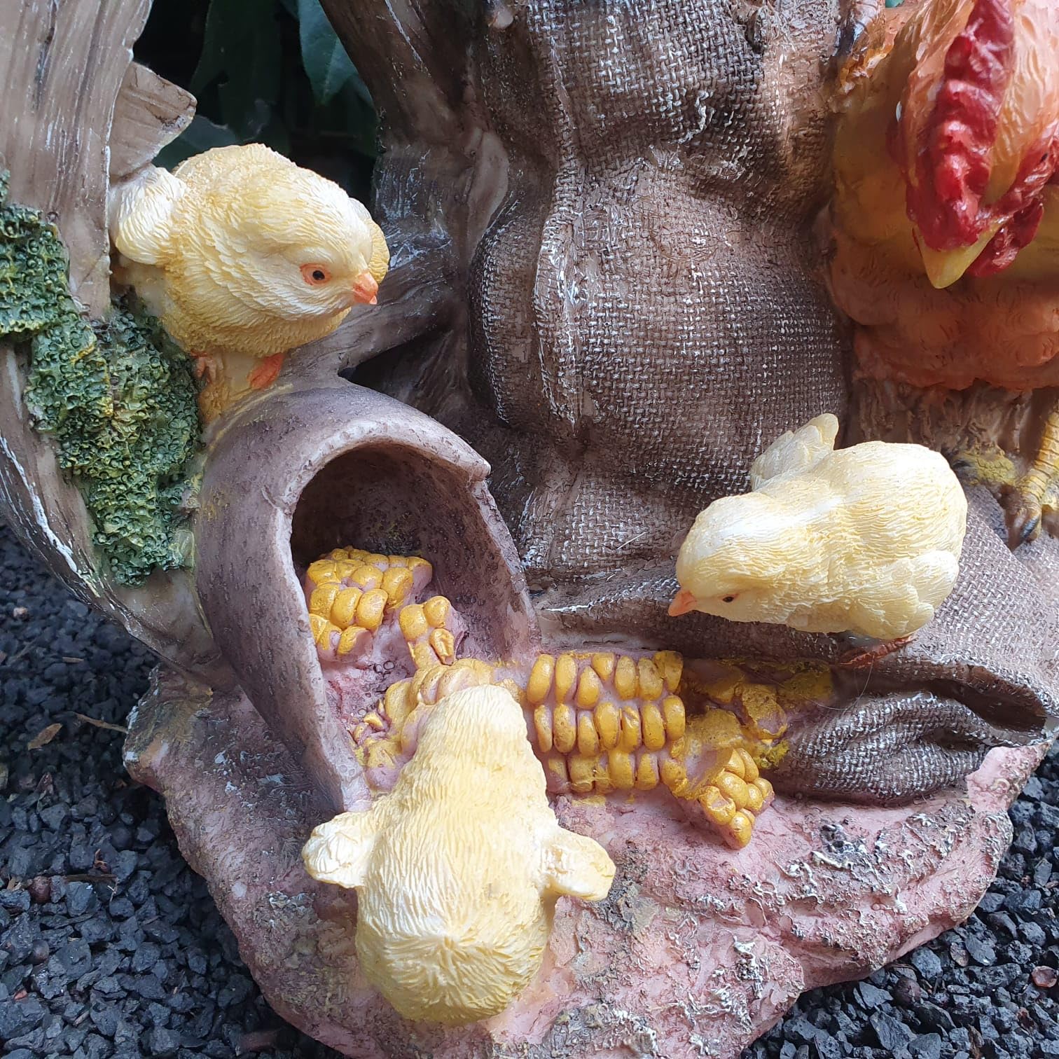Figurka ogrodowa koguta z kurczakiem i pisklętami na kole, 44 cm, figurka do ogrodu, odporna na warunki atmosferyczne dekoracja, figurka farmy
