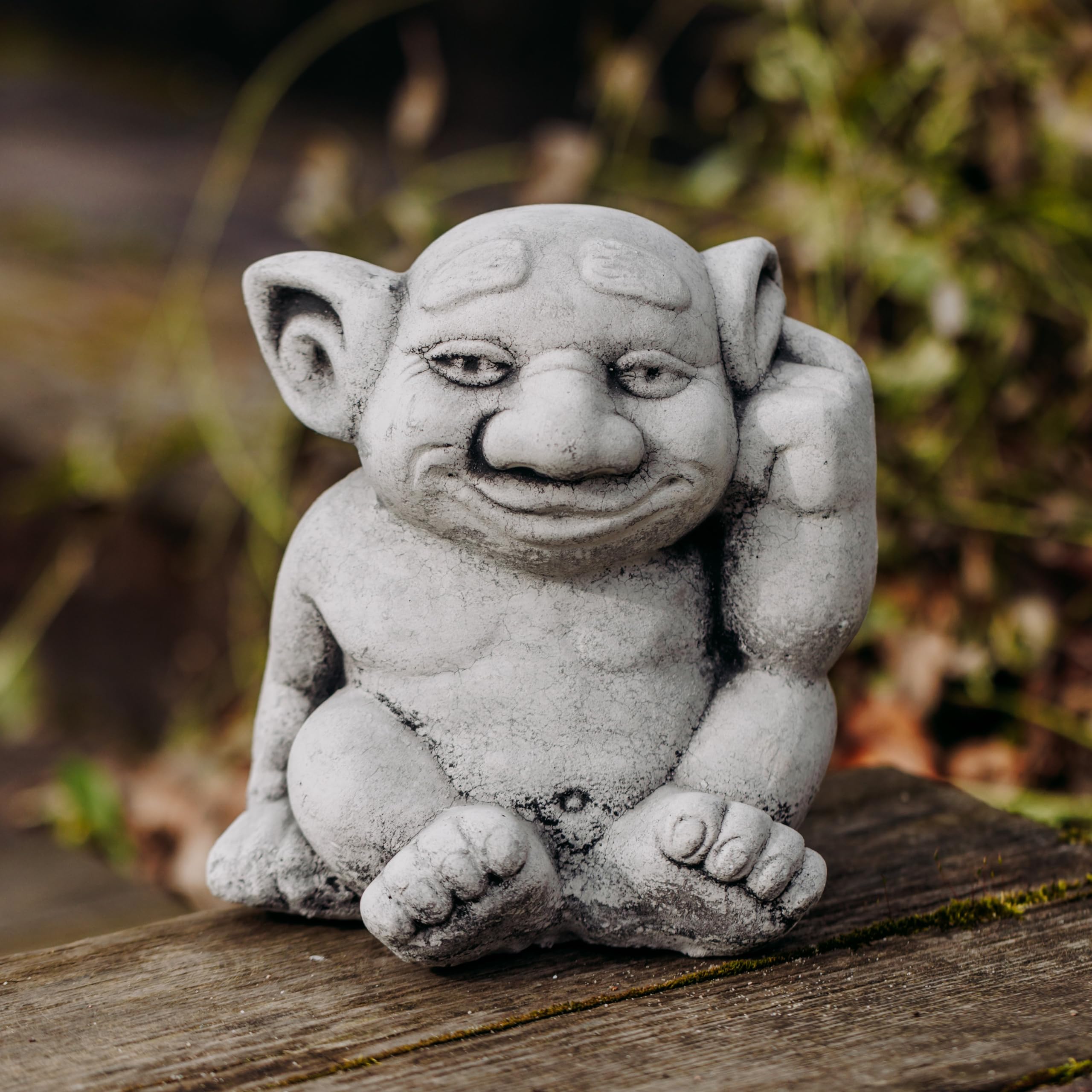 Statua Troll dito medio scultura in cemento - Outlet Del Giardino