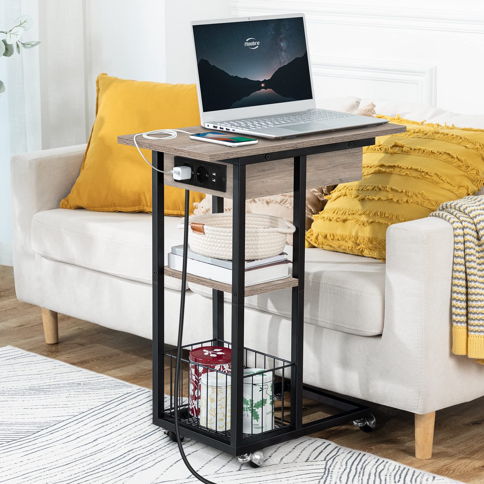 HOOBRO Mesa Auxiliar con Estación de Carga, Mesa de Centro Abatible en Forma de C con Ruedas y Estante de Almacenamiento, Puertos USB Tomas Corriente, para Salón Dormitorio, Greige y Negro EBG022SF01