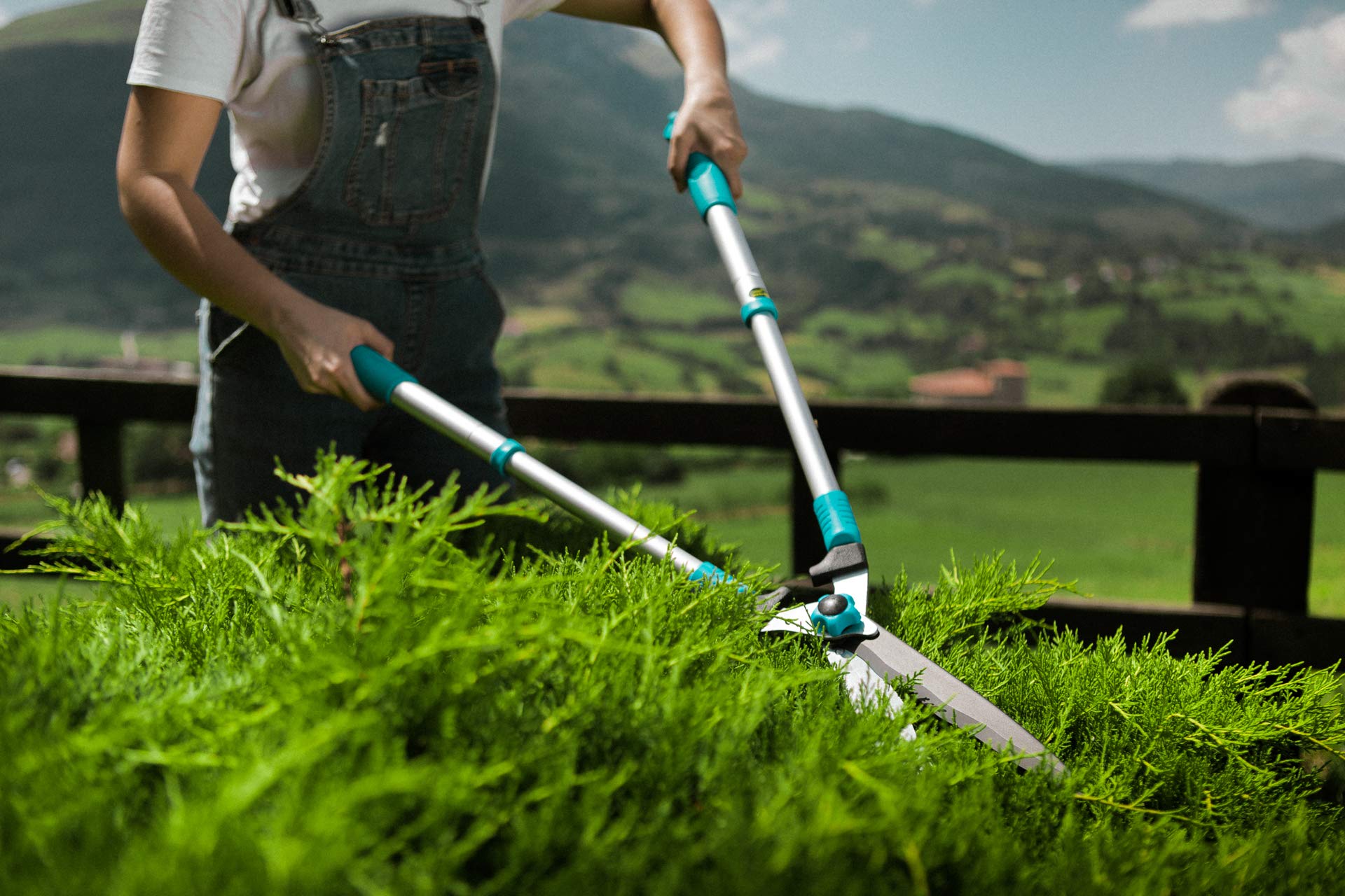 Tijeras Cortasetos Telescópicas 52R - Empuñadura Ergonómica - Hoja Ondulada para Mayor Precisión - Tijera de Podar Fabricada con Acero al Carbono Teflonado - Indicada para Setos y Césped - Altuna