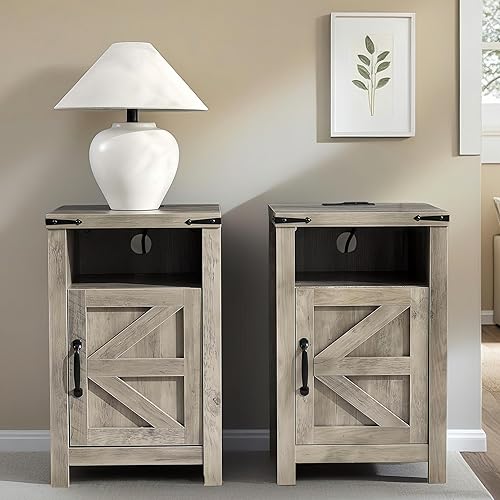 Juego de 2 mesitas de noche de granja color gris, mesa auxiliar rústica con puerta de granero y estante, mesita de noche con estación de carga para