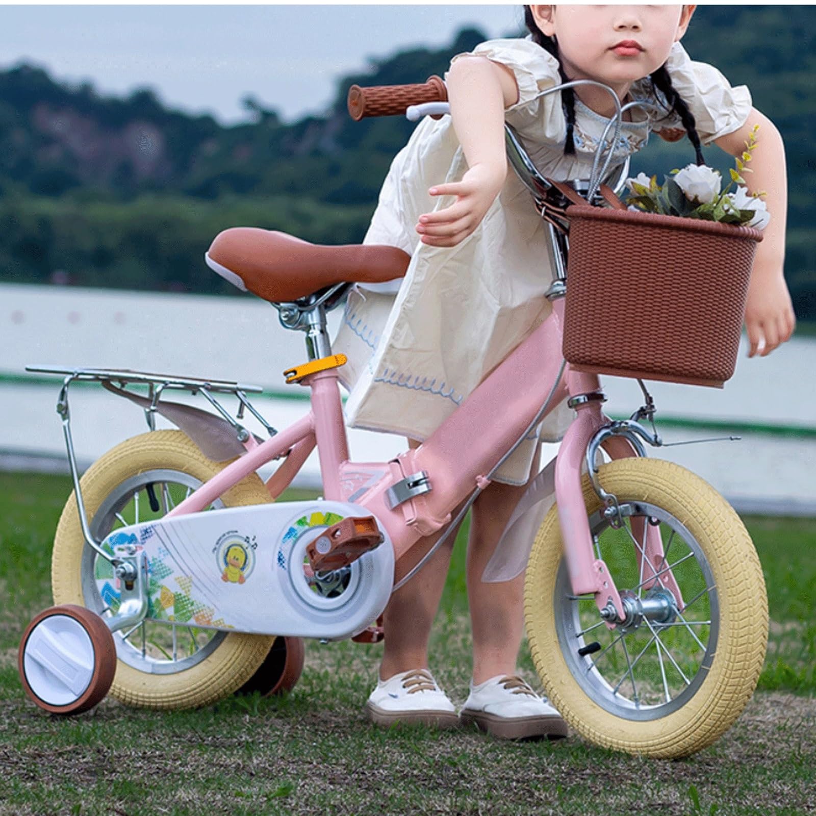 Kinderfahrrad im Alter von 2–9 Jahren. Fahrräder mit Puppenfahrradsitz und Korb Spielzeug
