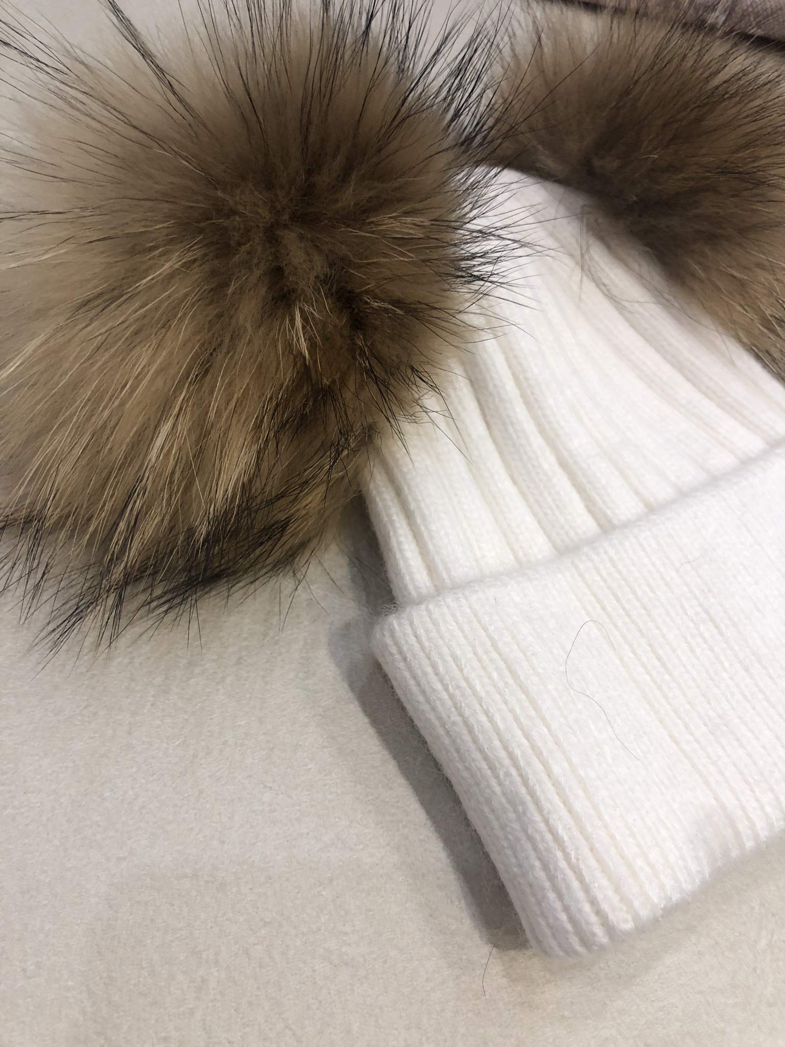 Gorro de Mujer de Cachemira Blanco con dos Pompones PIEL REAL