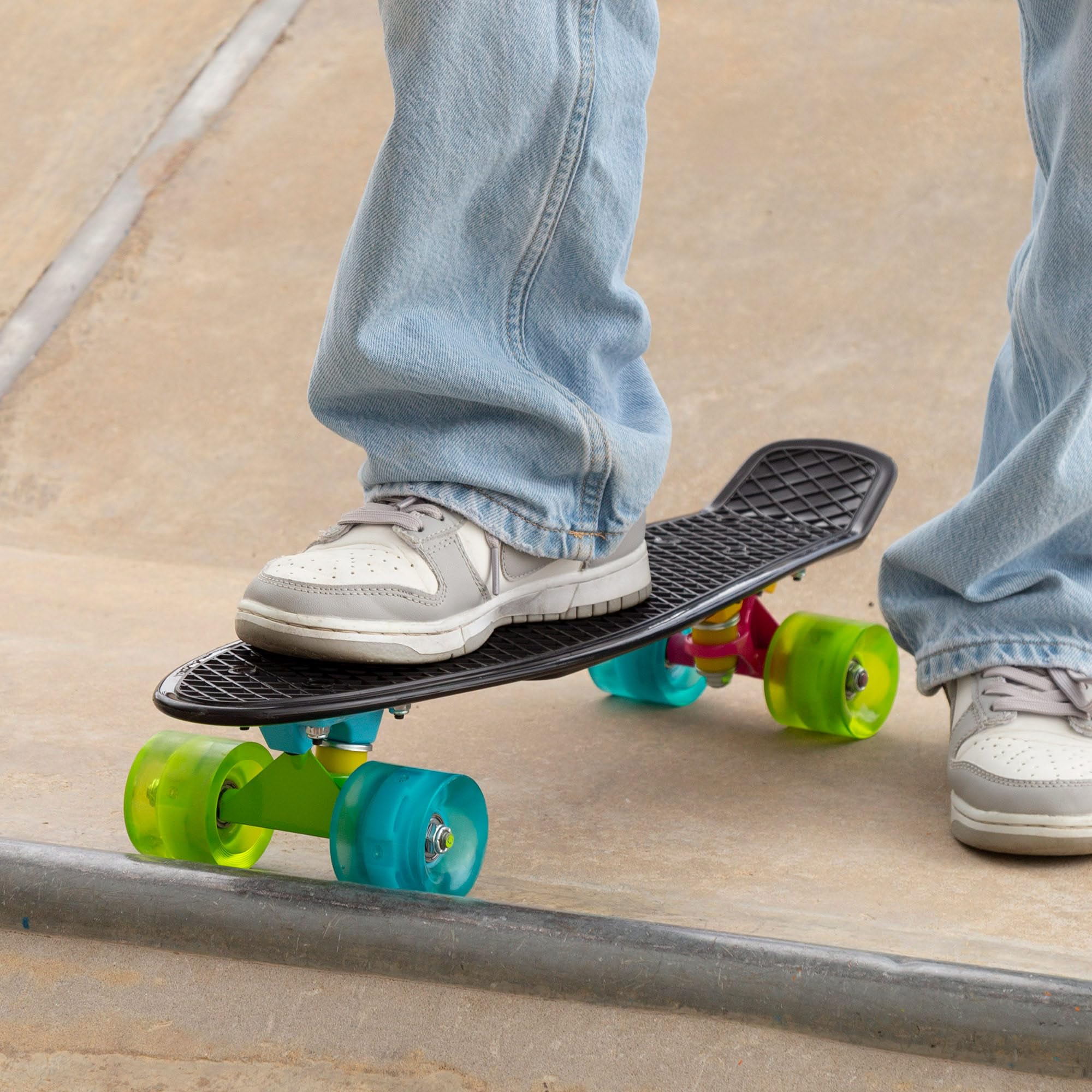 ColorBaby Evo 54341 Skateboard pour Enfant, Noir, 4 Roues avec lumières colorées, Max. 100 kg, 56 x 15 x 10 cm, Base antidérapante, Jouets de Plein air, Jeux de Plein air, Cadeau garçon et Fille, à