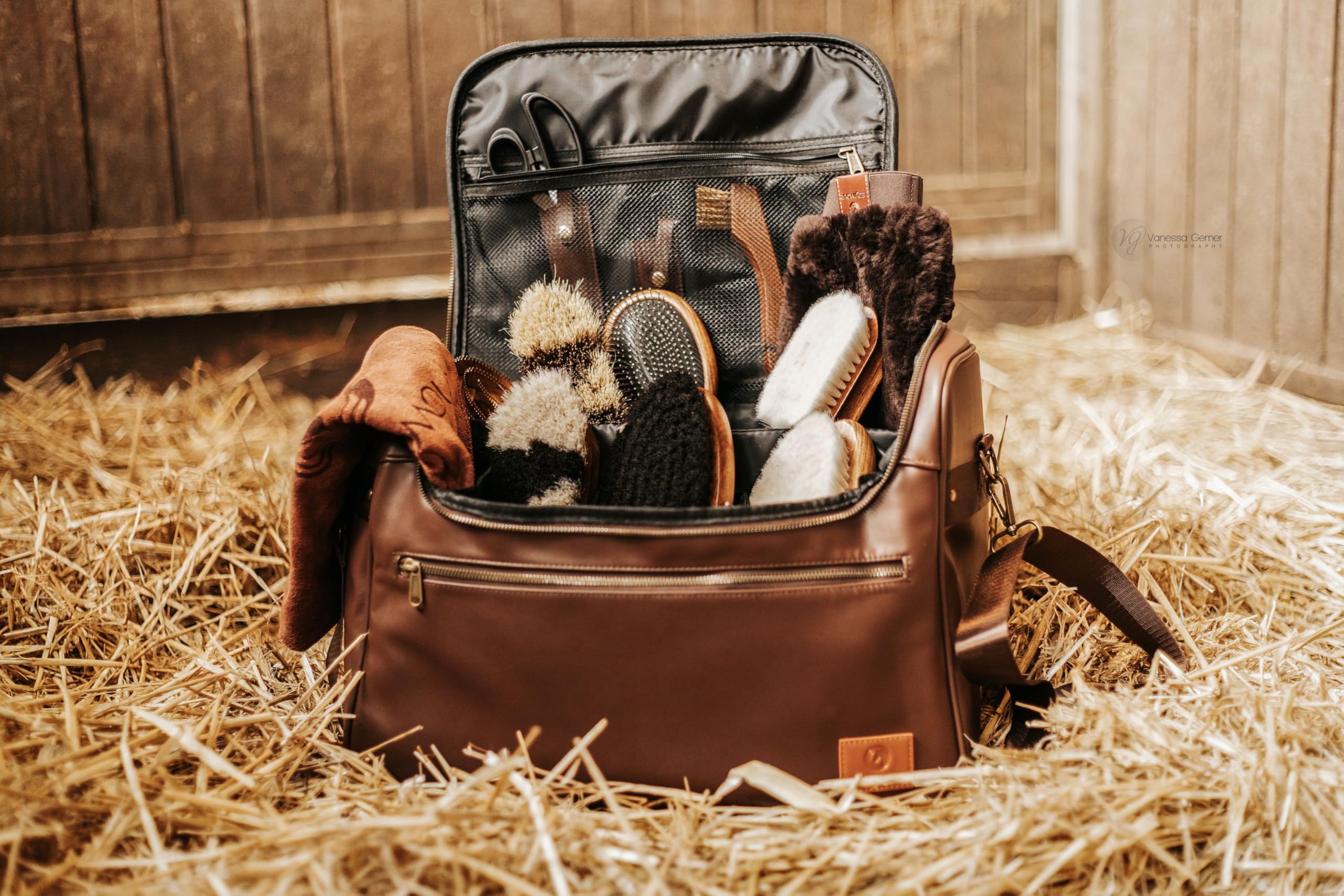 Set Completo Cura del Cavallo - 12 Pezzi con Borsa da Pulizia | Set 12 pezzi premium: cardatrice, spazzole, striglia, forbici, nettazoccoli e borsa in pelle vegana