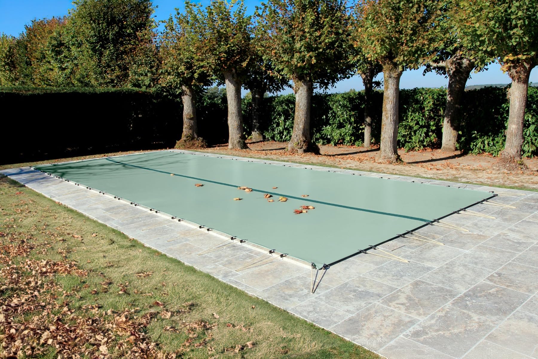 Lona de invierno de almendra 6,60 x 3,60 m para piscina máxima 6 x 3 m con rejilla central de evacuación, fabricación francesa – Direct Factory – 550 g/m² – Incluye Sandows Cabiclic + Pitons Crosse