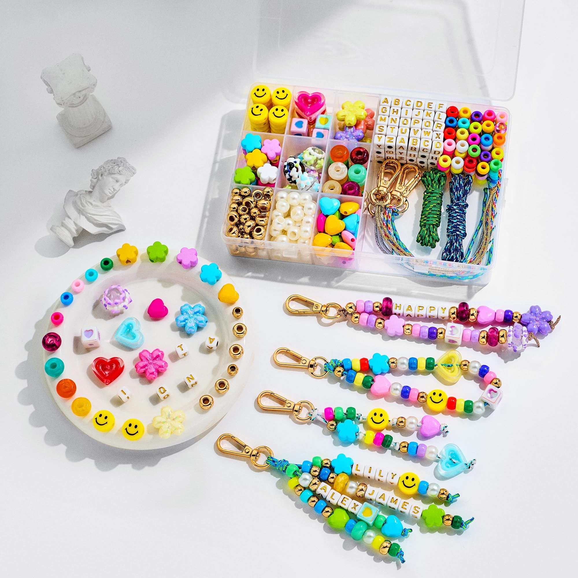 TOVABA Kit De Cuentas Para Llavero, Colgante De Bolso Y Cordón De Móvil - Set DIY Con Letras, Corazones, Caritas Y Perlas, Con Mosquetón Dorado Y Caja Organizadora, Regalo Creativo Para Niñas Y Amigas
