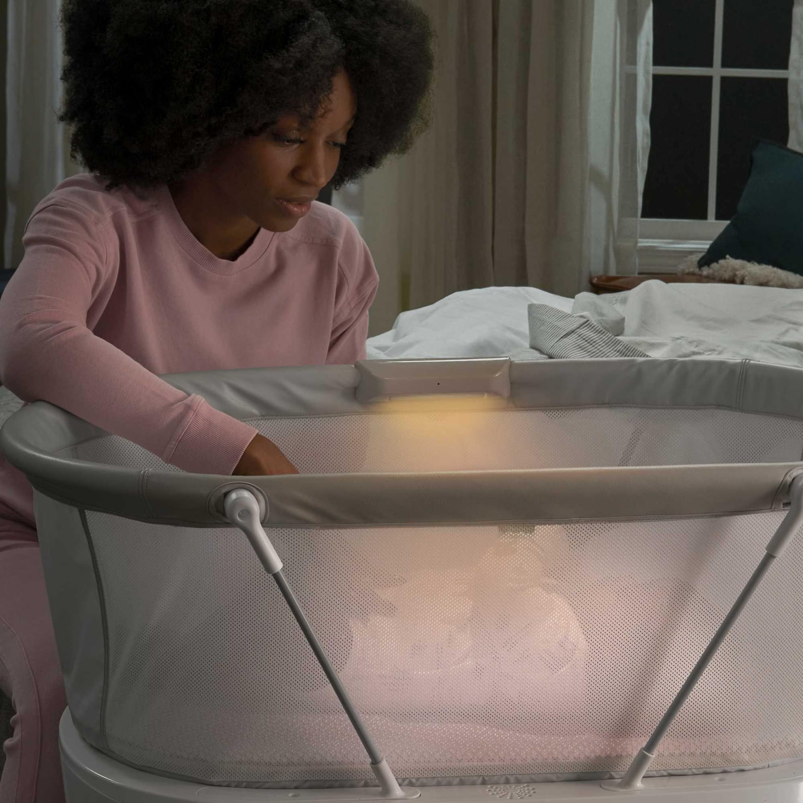Fisher-Price Cuna Moises - Producto para Bebés - con Luces, Sonidos y Vibraciones - App Smart Connect - Regalo para Bebés de 0+ Meses, GXL76
