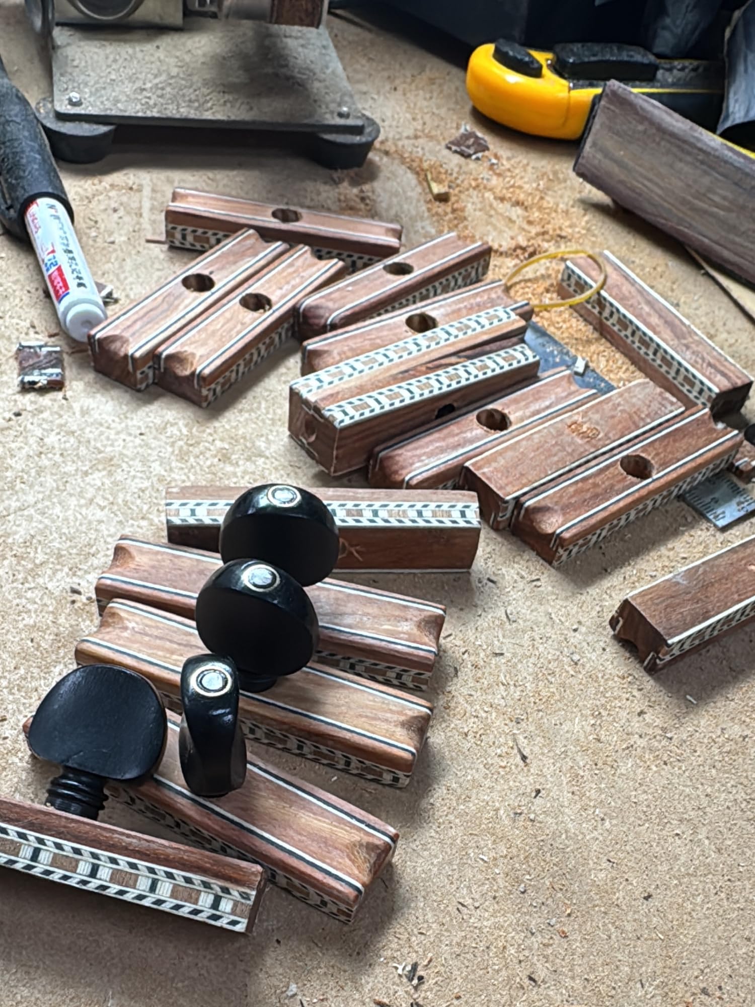 Cejilla Artesanal “La Moraína” para Guitarra Flamenca – Madera con Cenefa de Marquetería, Clavija de Ébano y Ajuste de Piel de Vaca, Cuerda Resistente
