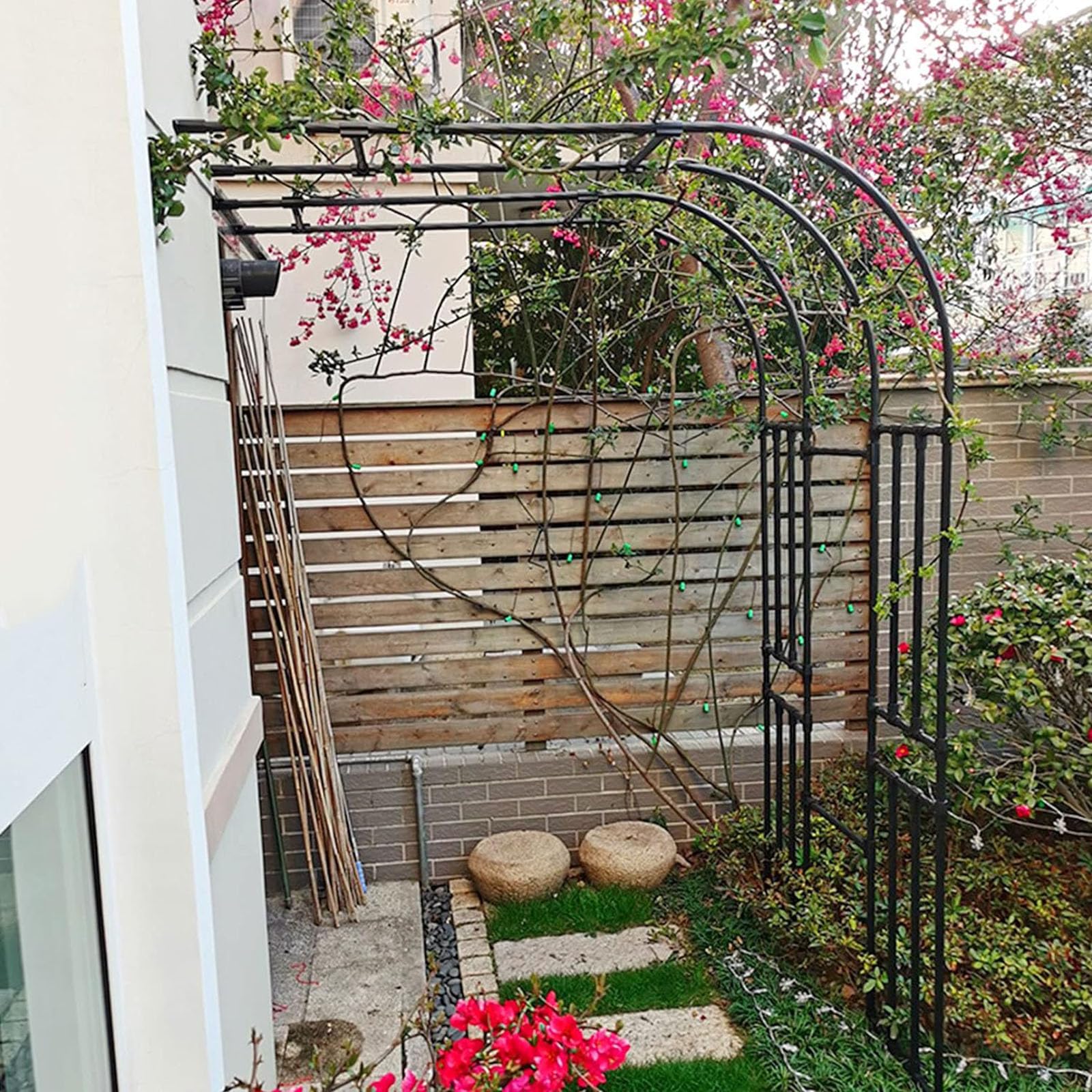Arco da giardino resistente in acciaio nero per rose rampicanti e piante – Supporto per traliccio rivestito in resina epossidica – Elegante decorazione esterna per giardino paesaggistica