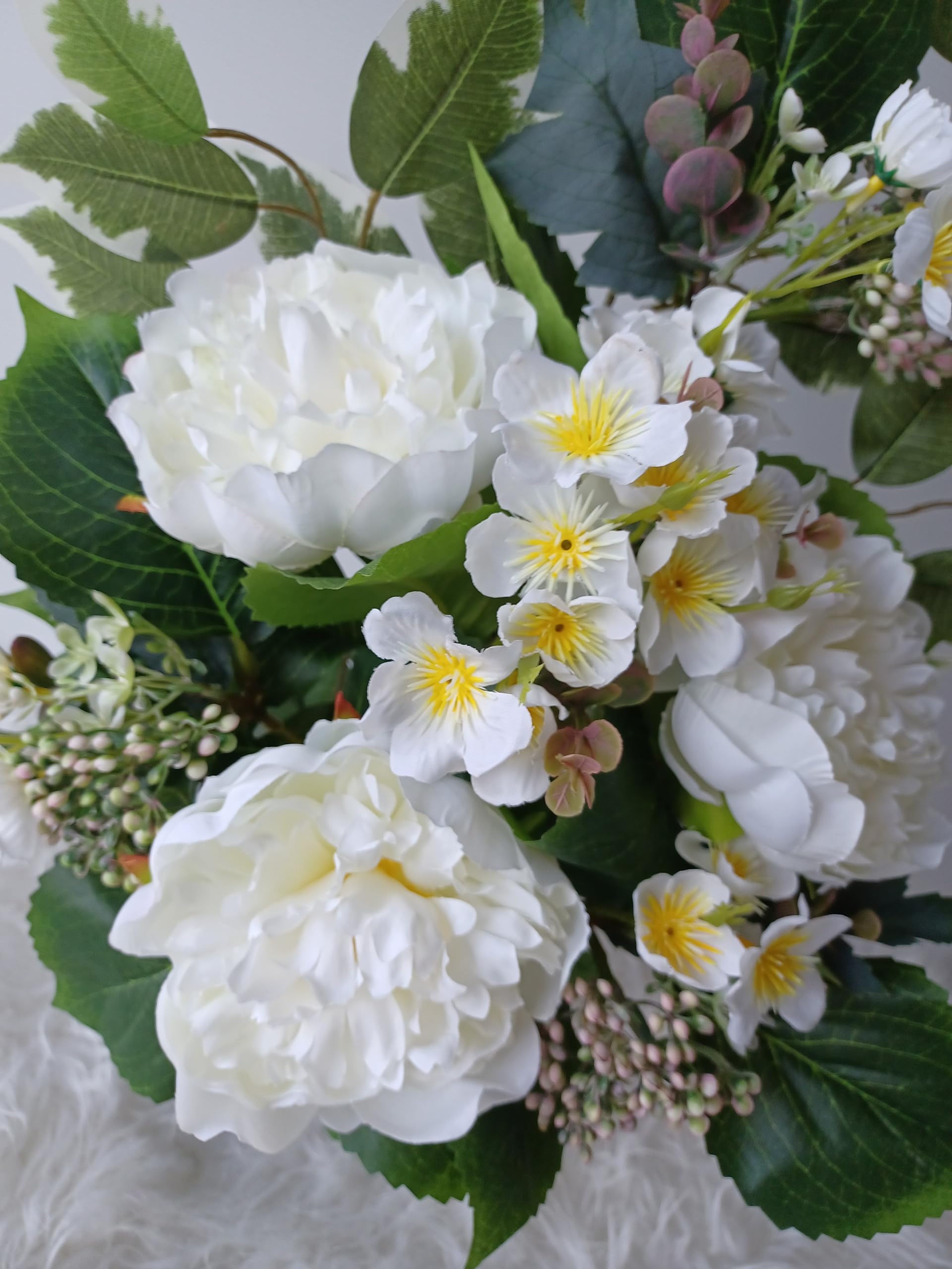 Composition de Fleurs Artificielles en Cône Lesté Ciment pour Une Parfaite Tenue à L' extérieur. Réalisé par nos Soins, Fleurs de Qualité.