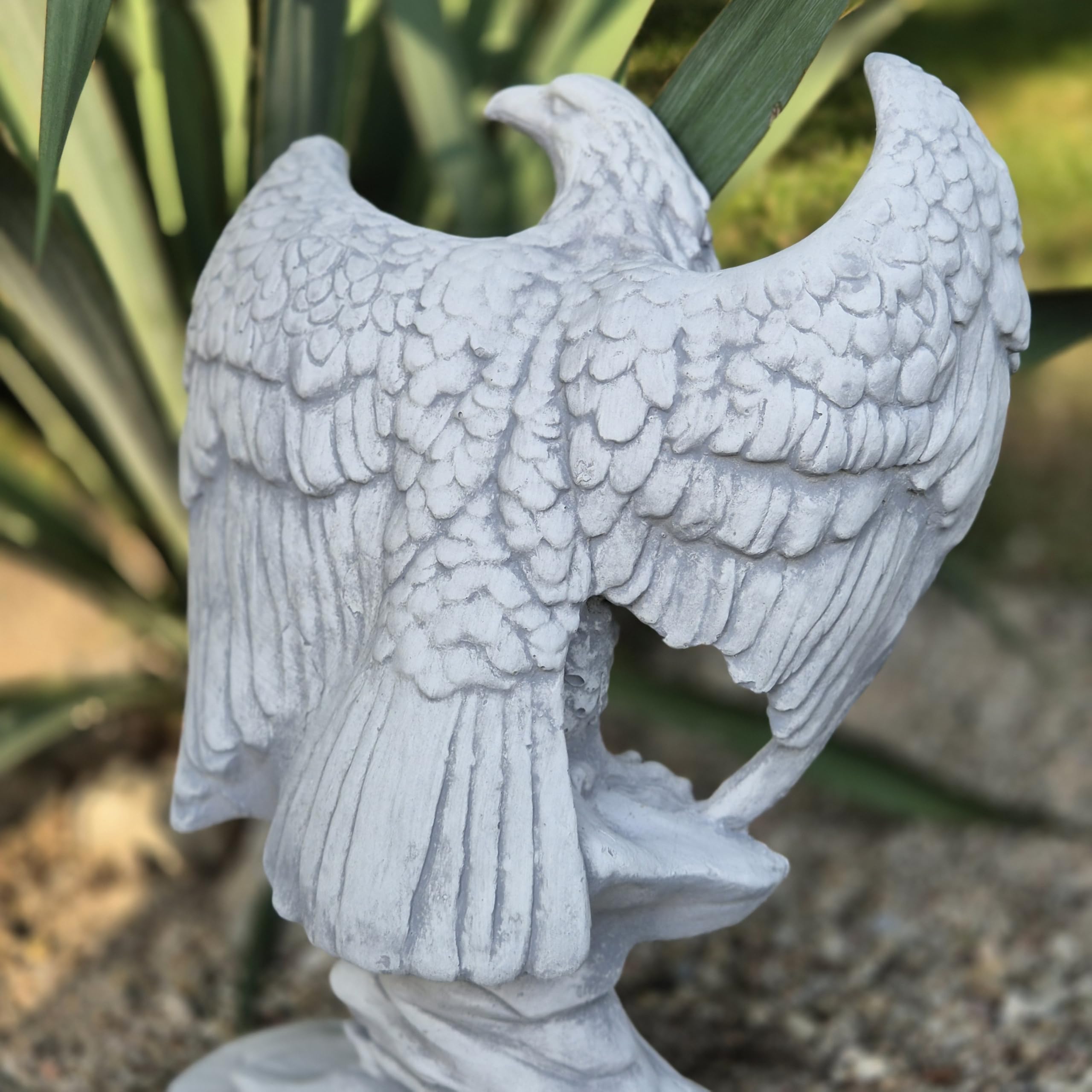 FABRIQ Adler auf Felsen 32 cm – 4 kg Steinguss Tierfigur – Frostsichere Gartendeko – Realistische Skulptur