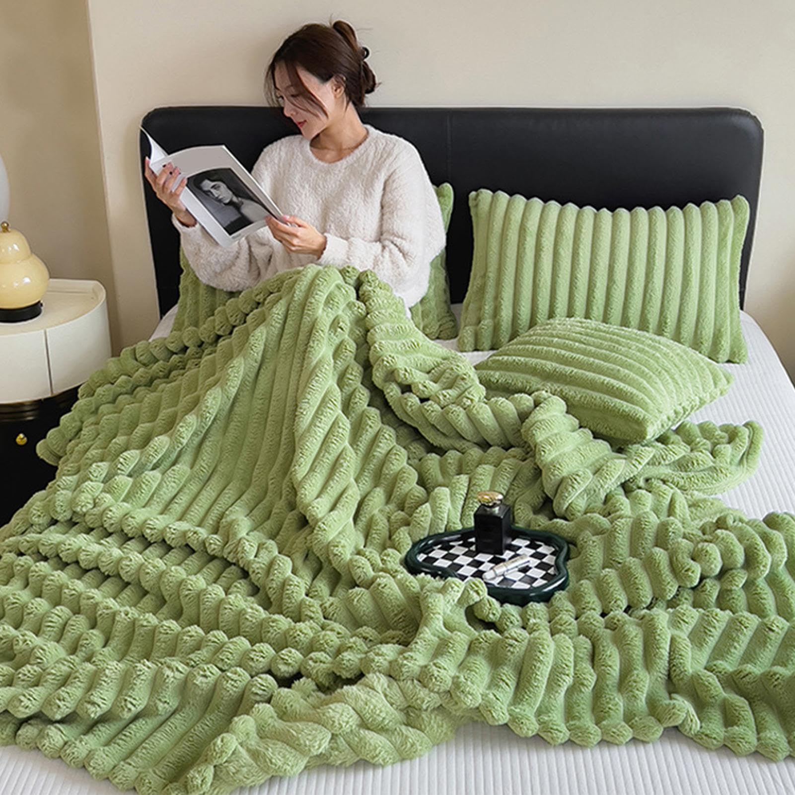 Couverture en fausse fourrure douce pour cocooning sur le canapé du salon