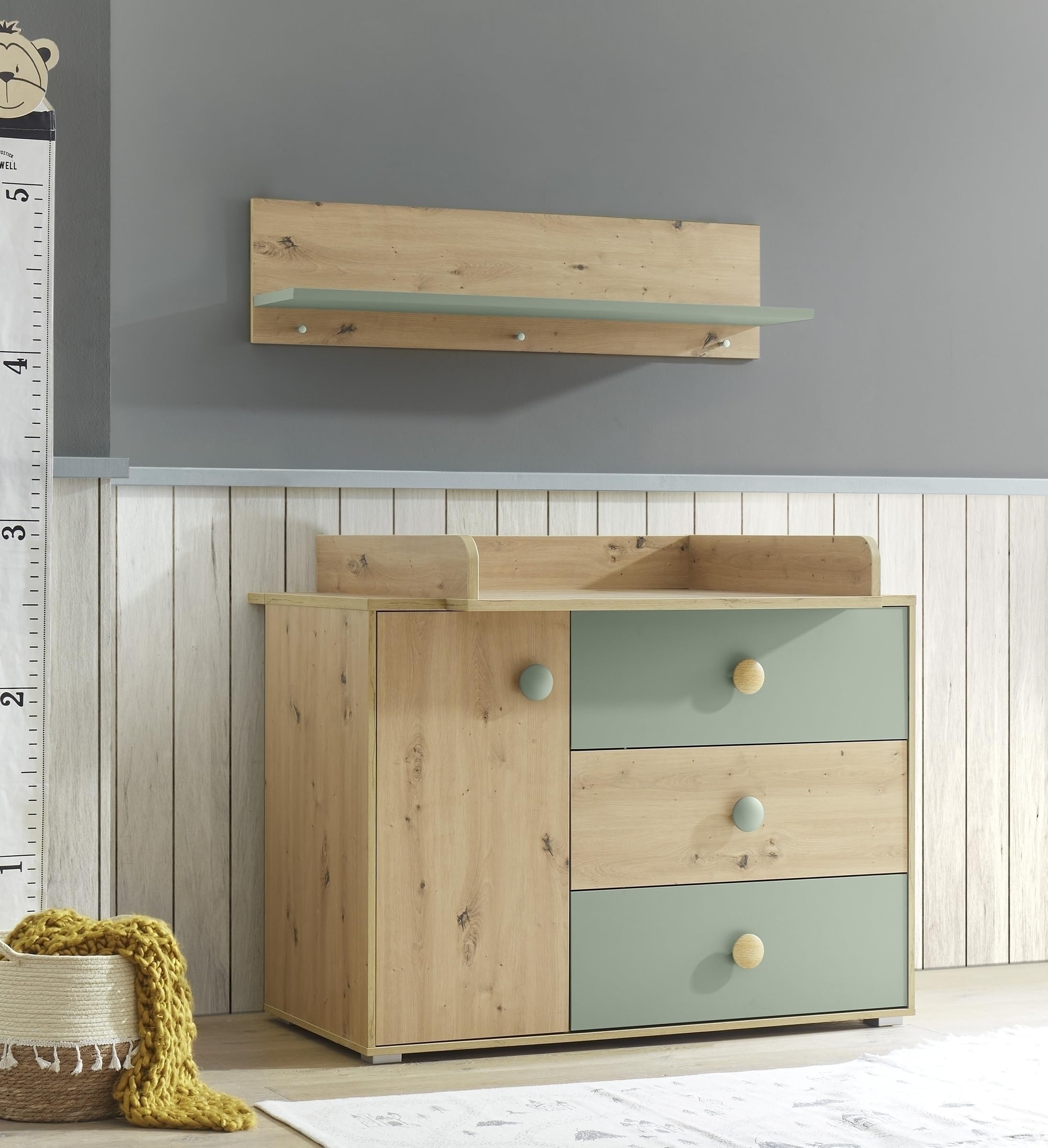 Babyzimmer-Komplettset >Birta< Kleiderschrank 153,8x200x58,2cm, Babybett 78x90x143cm, Wickelkommode 120x99,3x77,6cm, Wandboard 120x30x25,5cm, Regal 60x200x38,2cm, Artisan Eiche Dekor / Salbei.