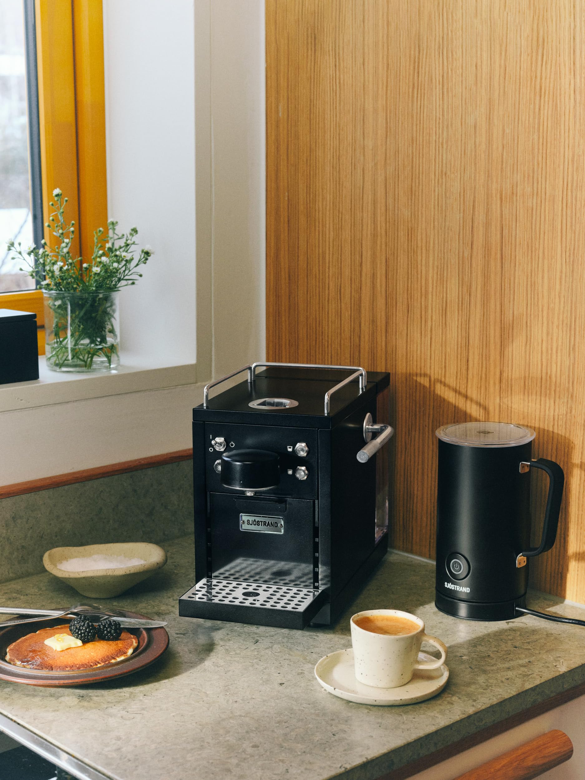 La cafetera Original 2 negra - máquina de cápsulas compatible con Nespresso®, máquina de café espresso de acero inoxidable, diseño escandinavo, duradero, reparable
