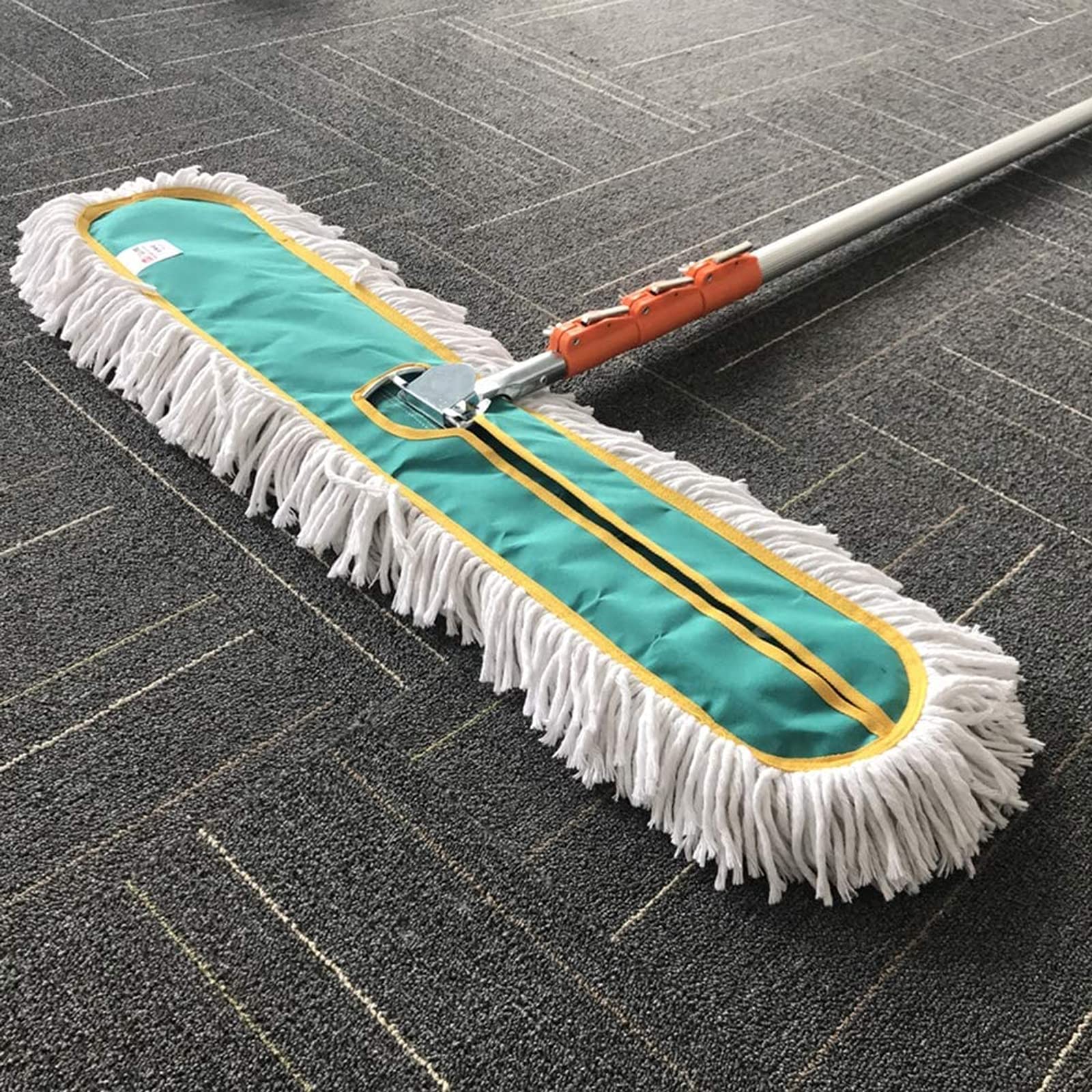Brosse de nettoyage solaire pour l'entretien régulier des toitures de maisons autonomes