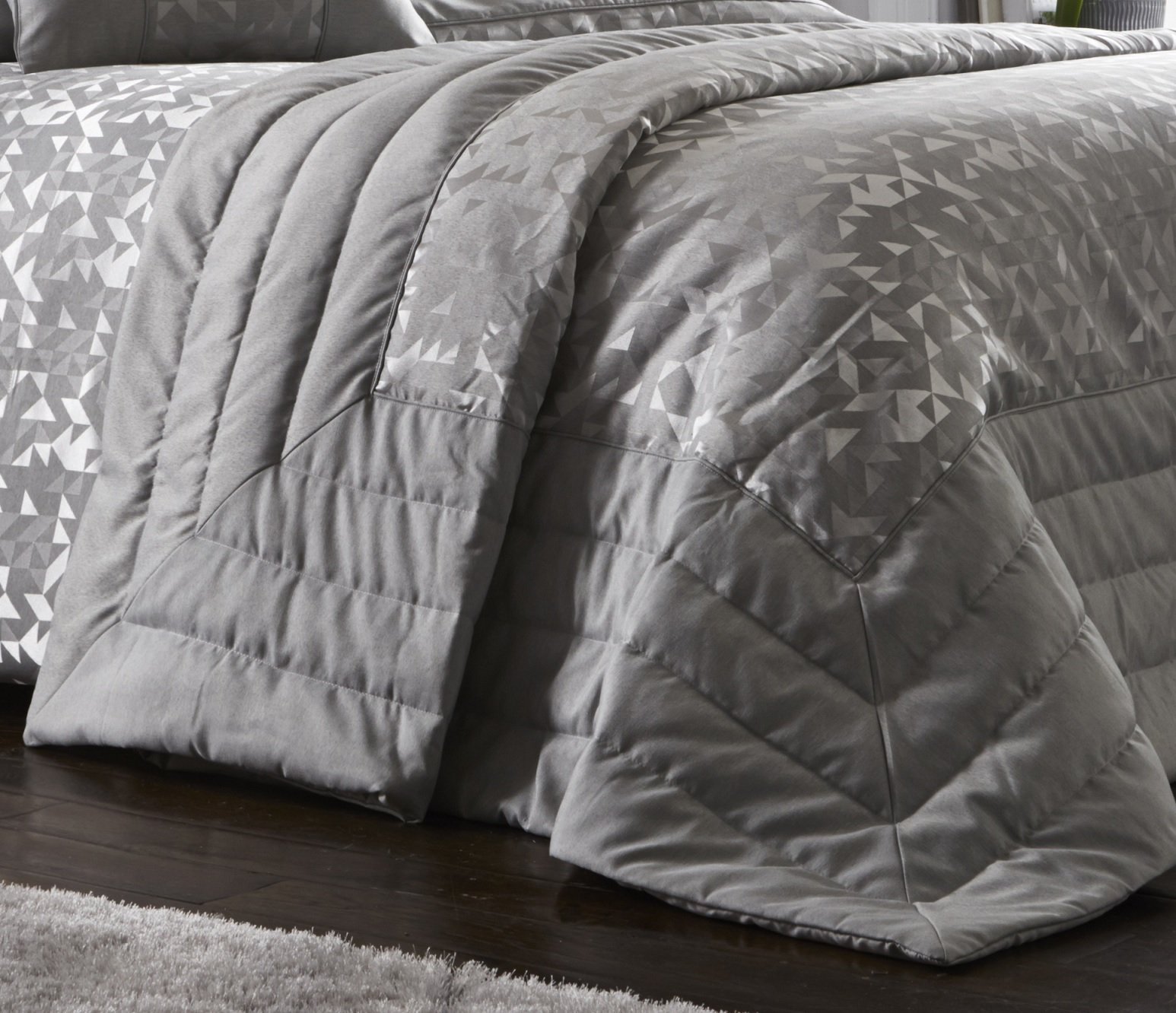 Colcha de cama acolchada de jacquard plateada Lucien en tejido de poliester resistente