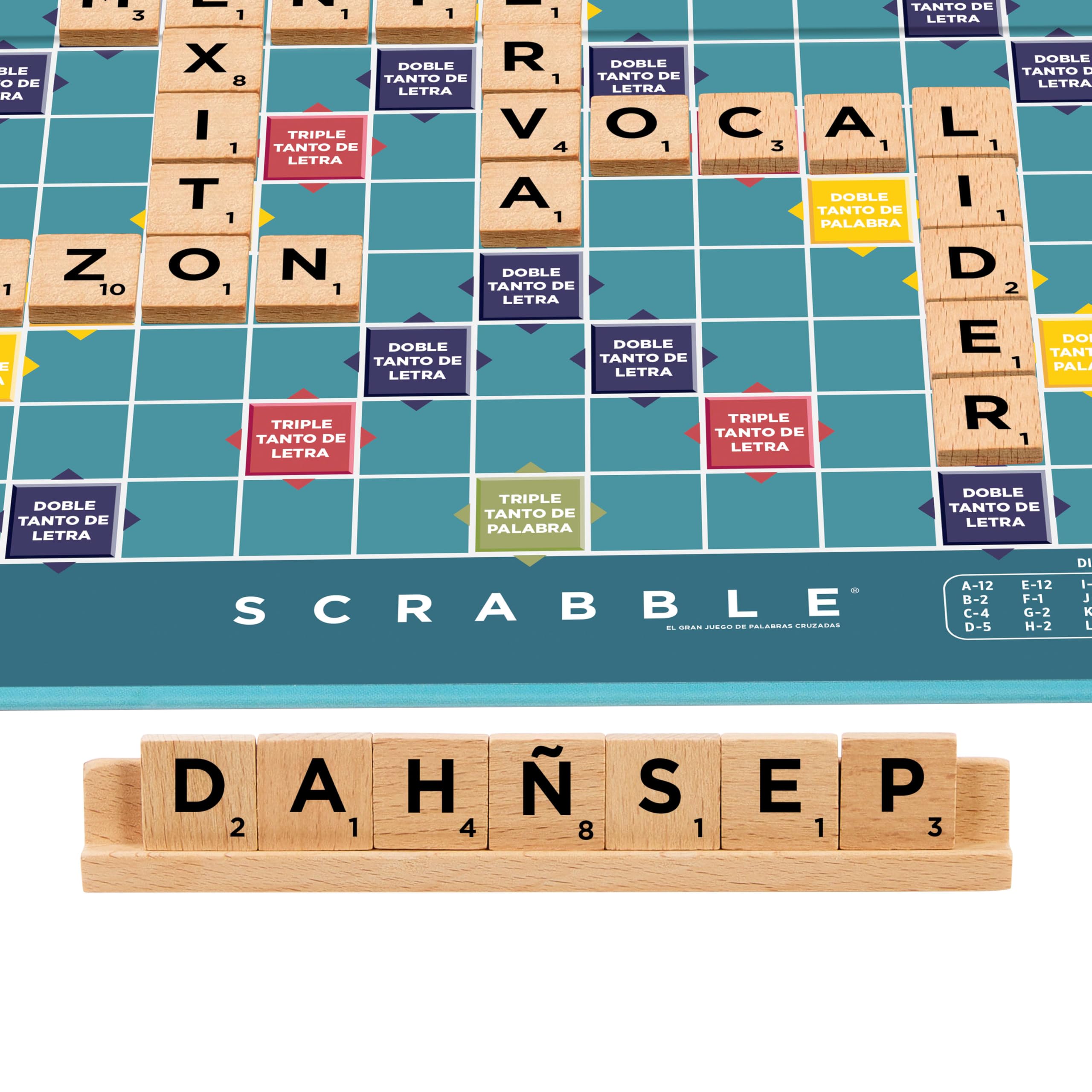 Mattel Games Scrabble JGR64 Jeu de société classique avec jetons de lettres et pupitres en bois, deux options de jeu, édition en espagnol